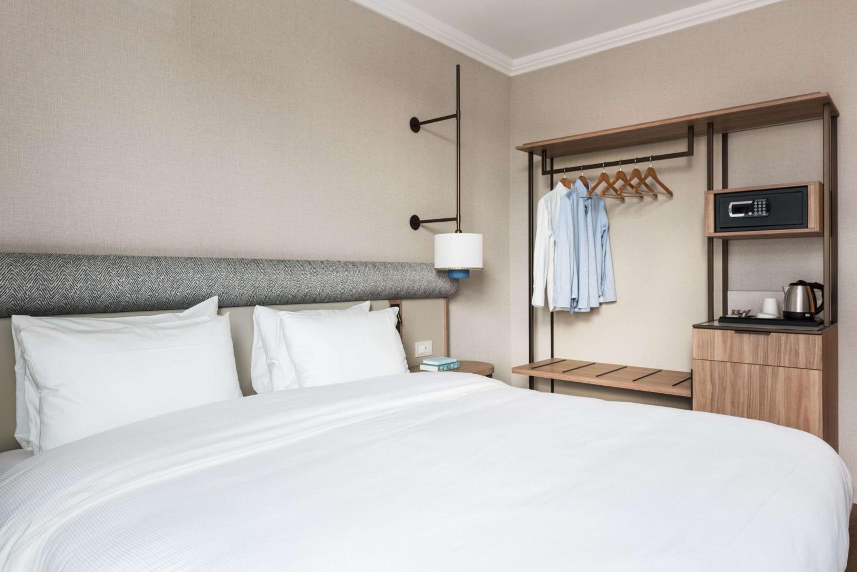 King Guest Room - Photo 9