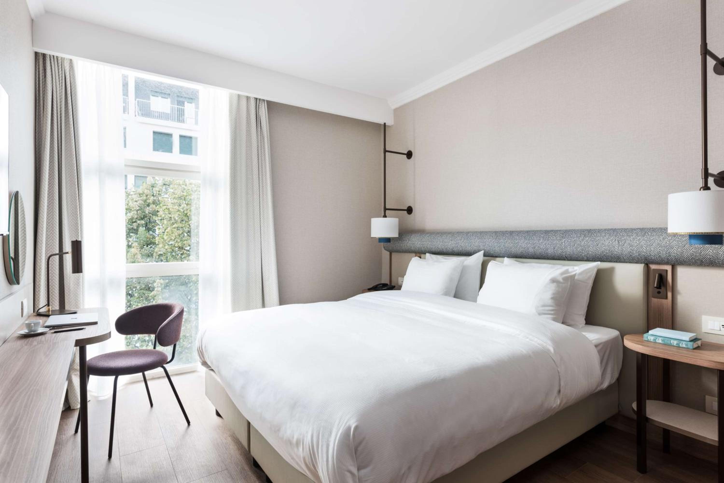 King Guest Room - Photo 8