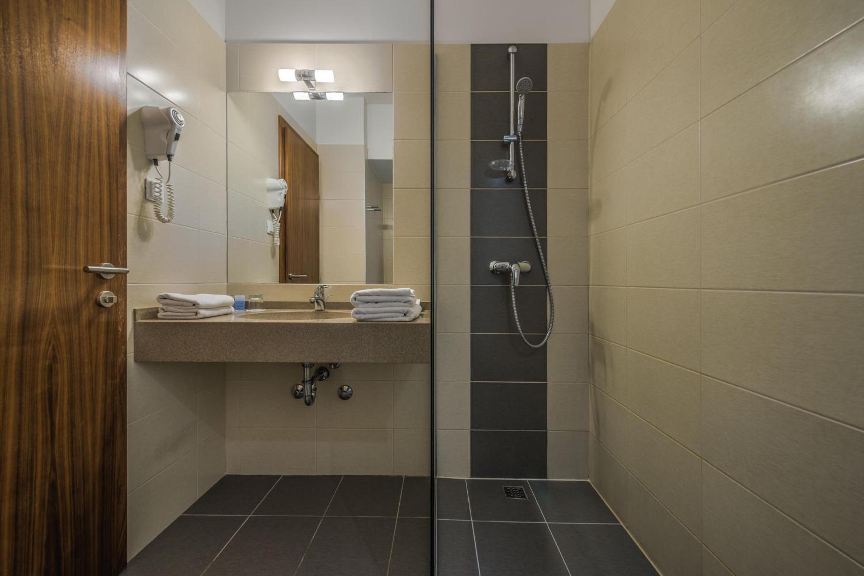 Premium Double Room - Photo 10