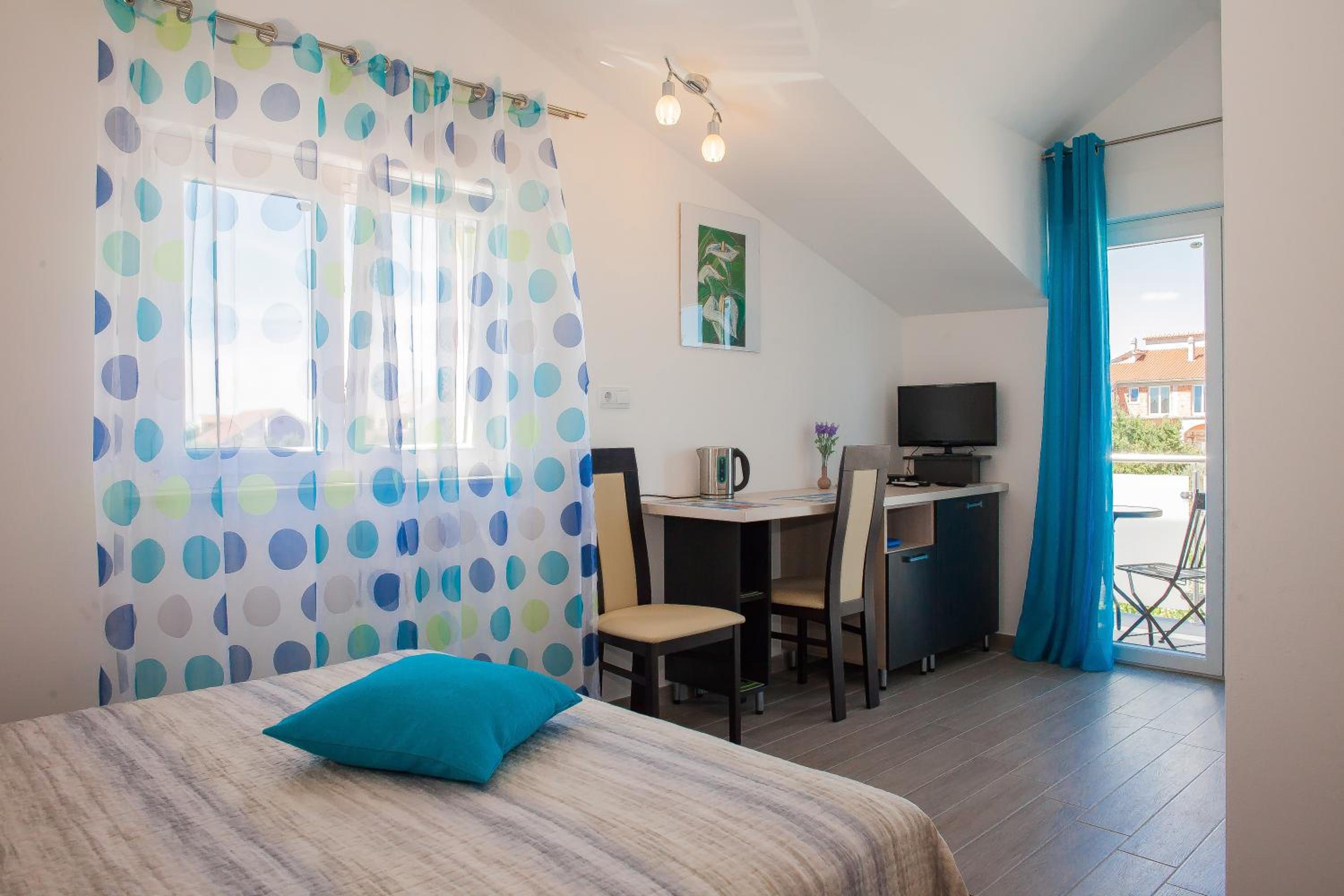 Deluxe Double Room with Balcony - Photo 13