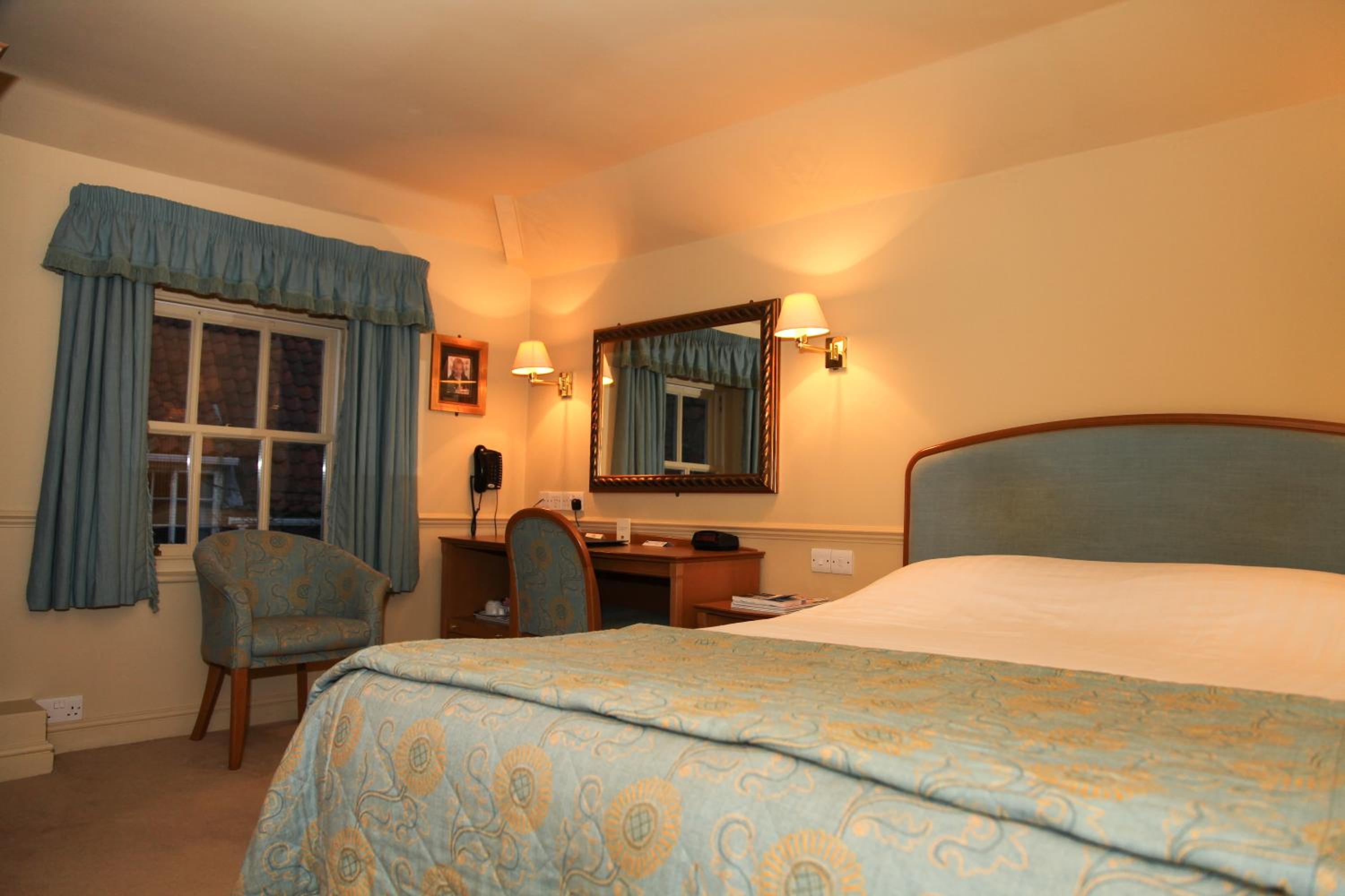 Superior King Room - Non-Smoking - Photo 5