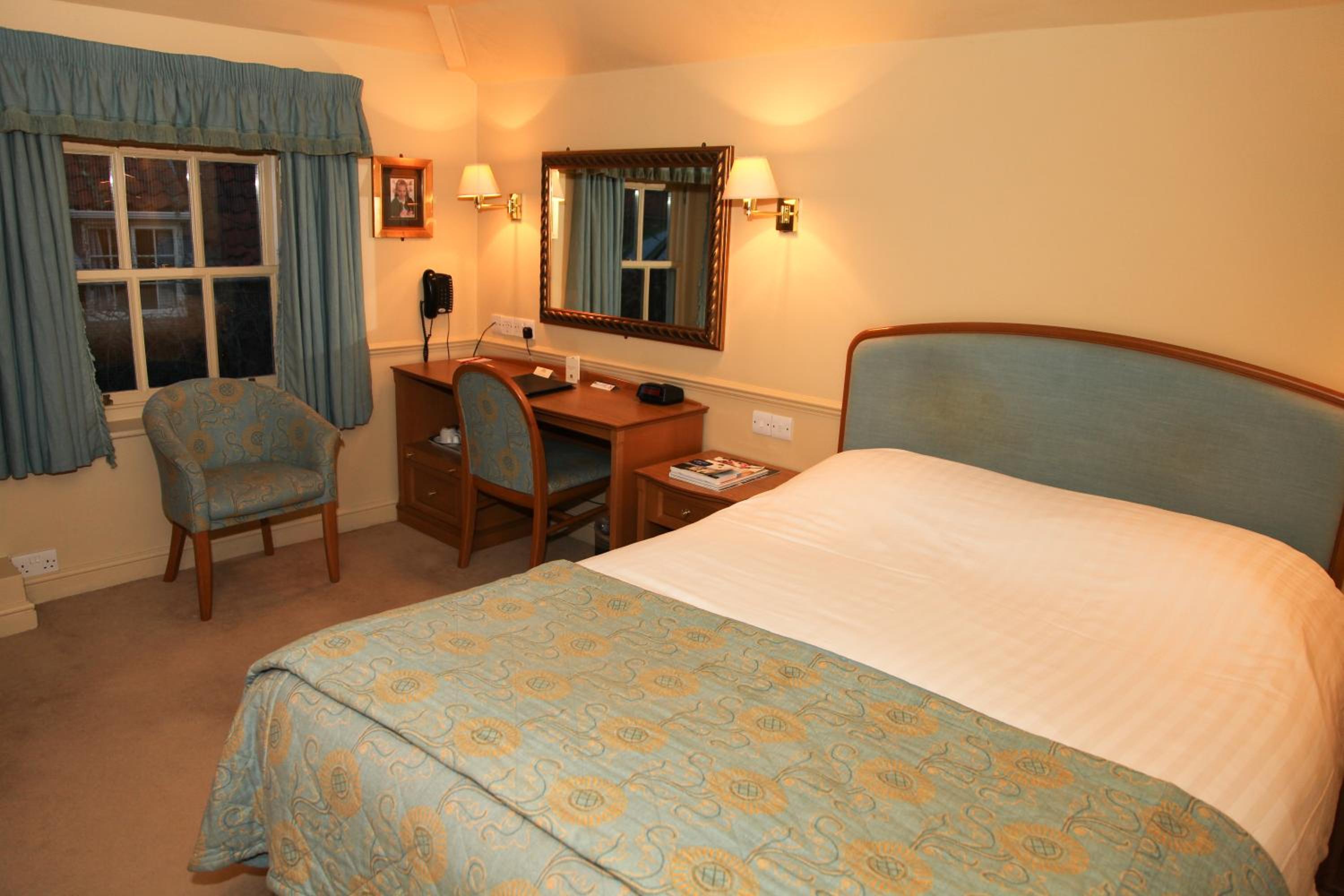 Superior King Room - Non-Smoking - Photo 6