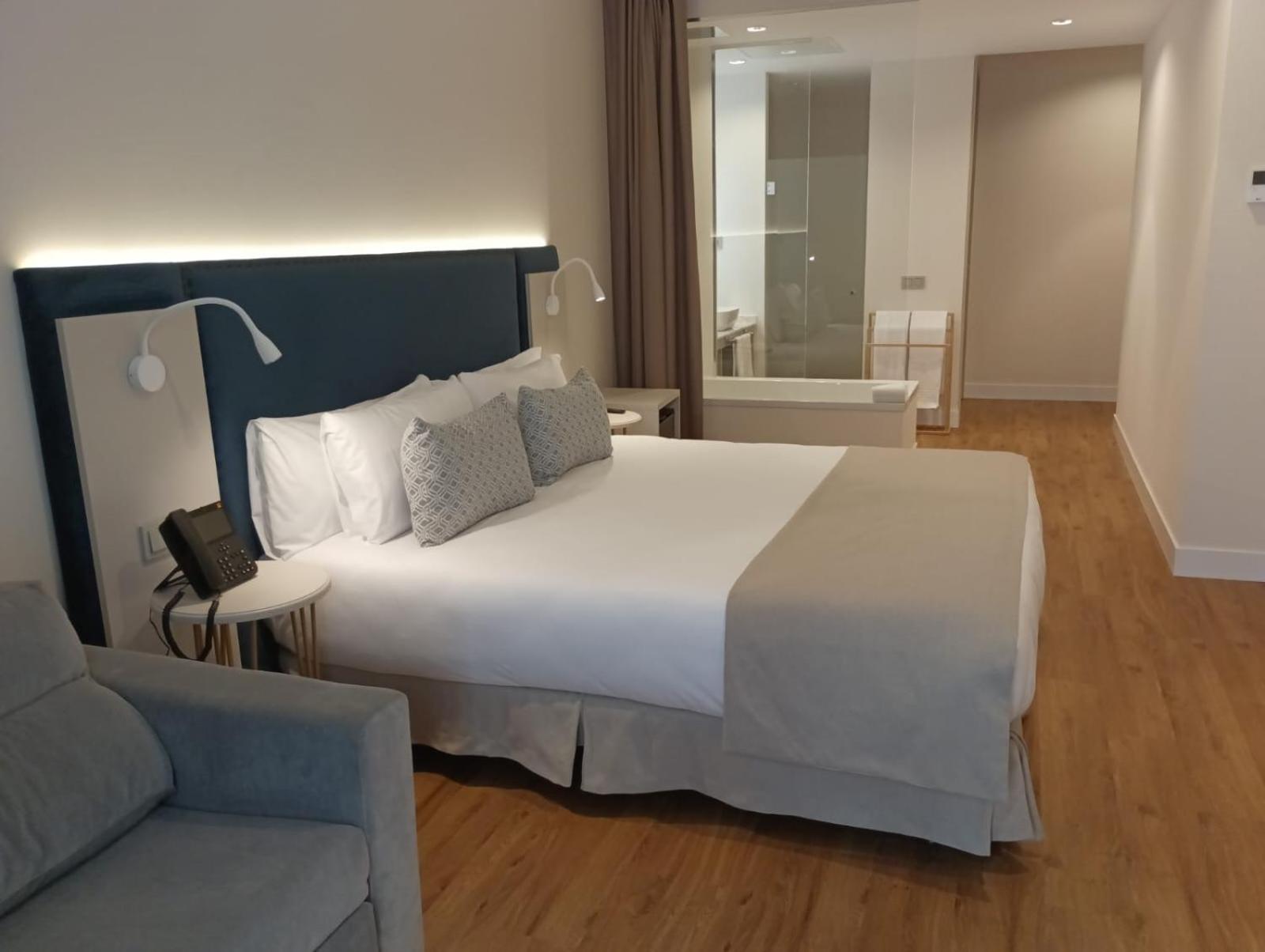 Double Room with Balcony - Photo 13
