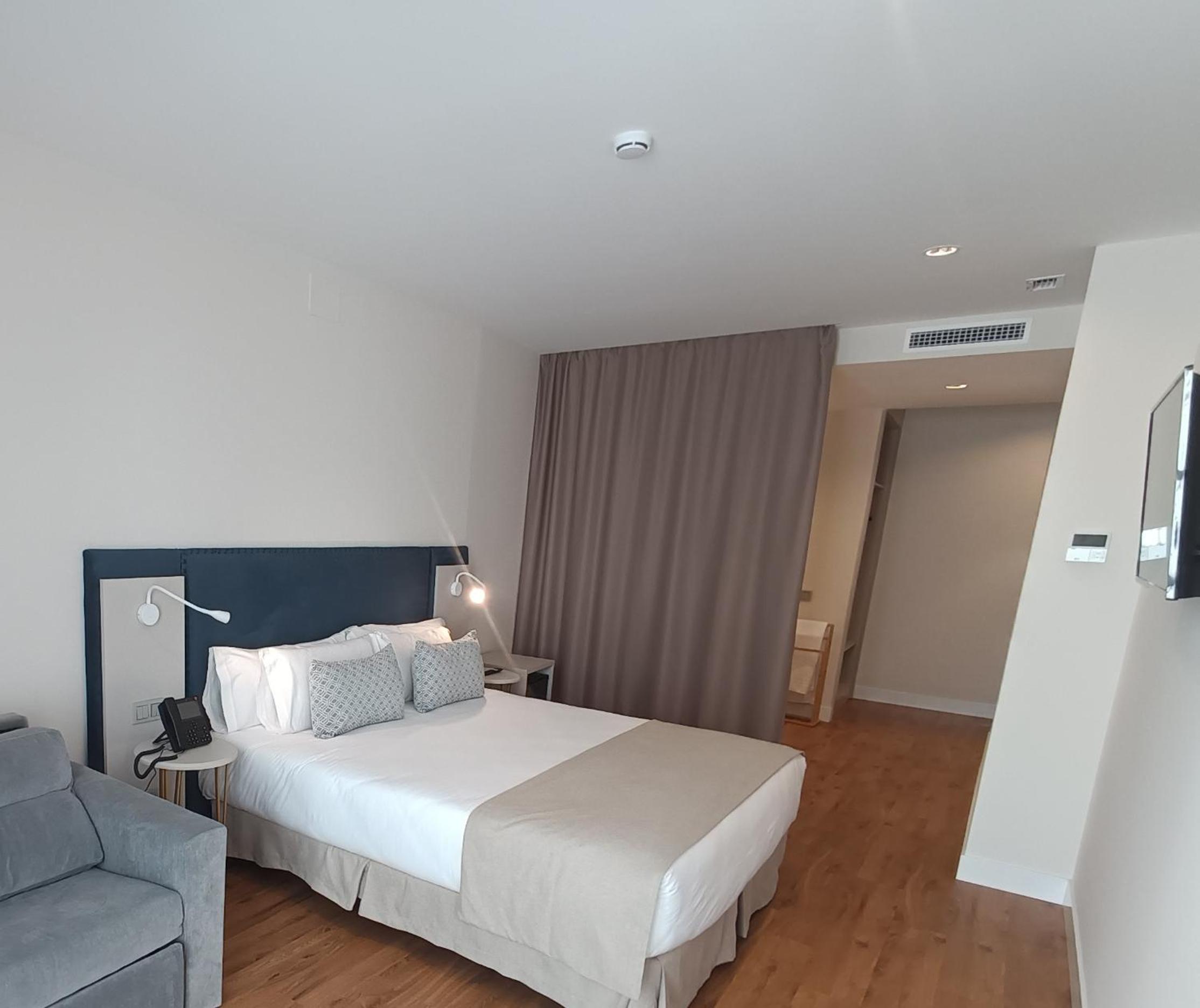 Double Room with Balcony - Photo 12