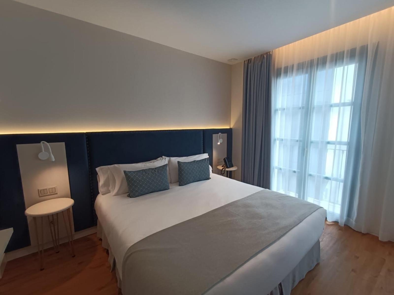 Double Room with Balcony - Photo 11