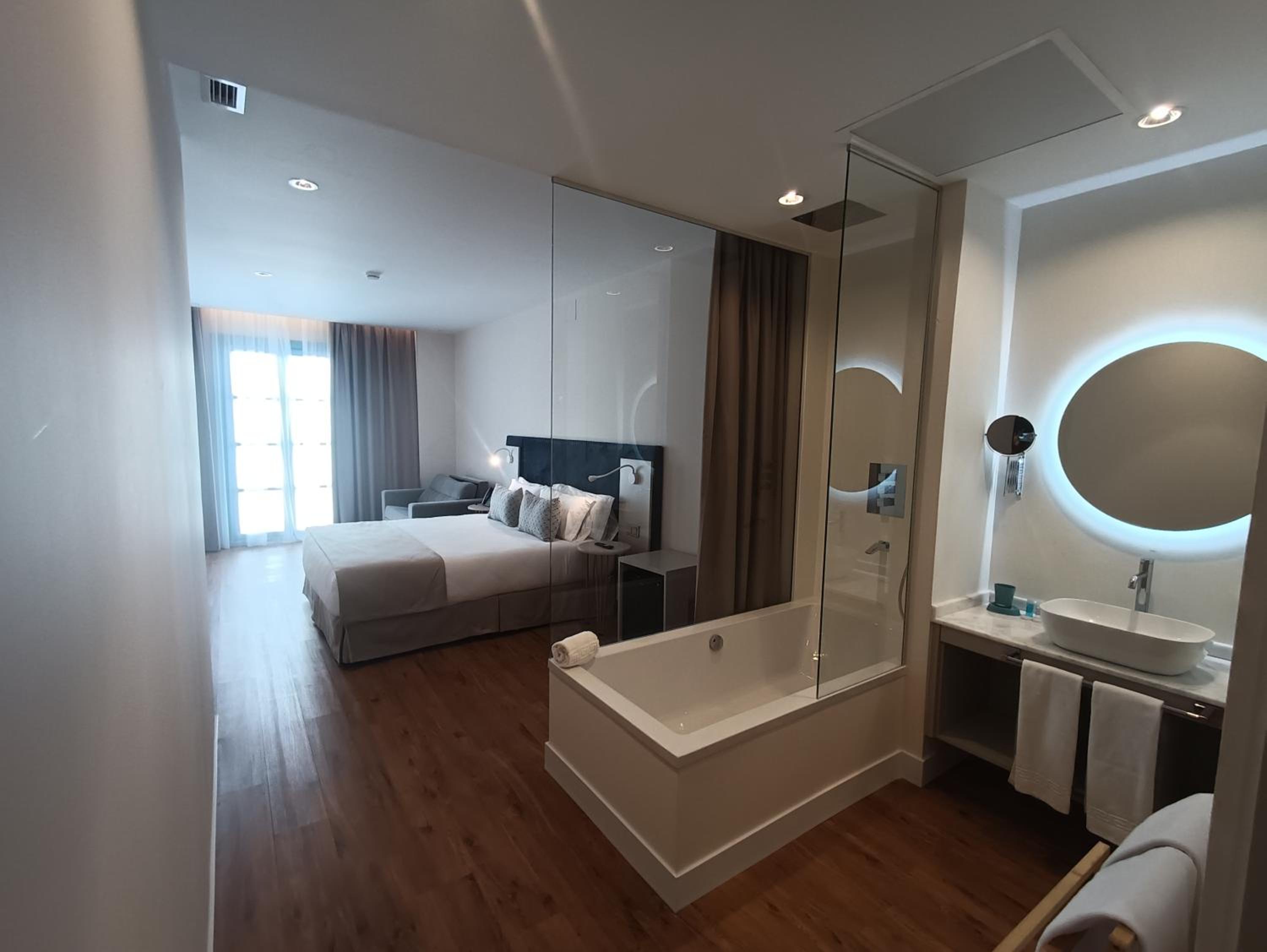 Double Room with Balcony - Photo 8