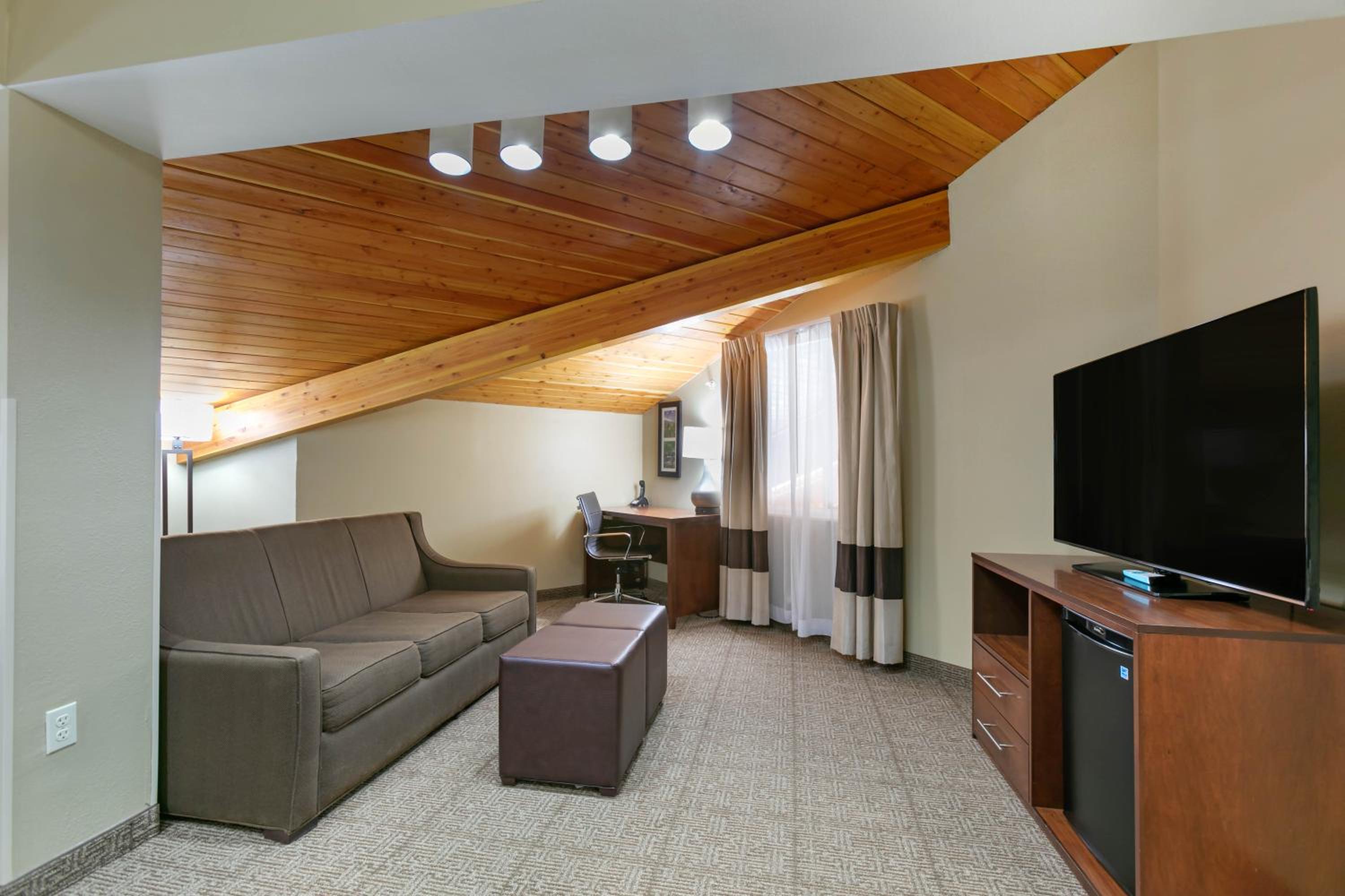 Superior King Suite - Non-Smoking photo 3
