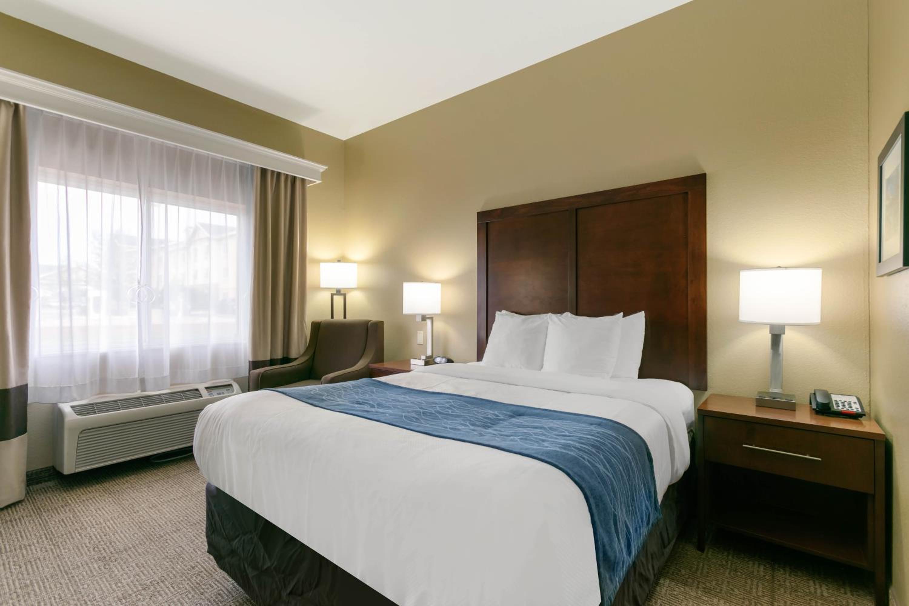 Queen Room with Two Queen Beds - Non-Smoking photo 2