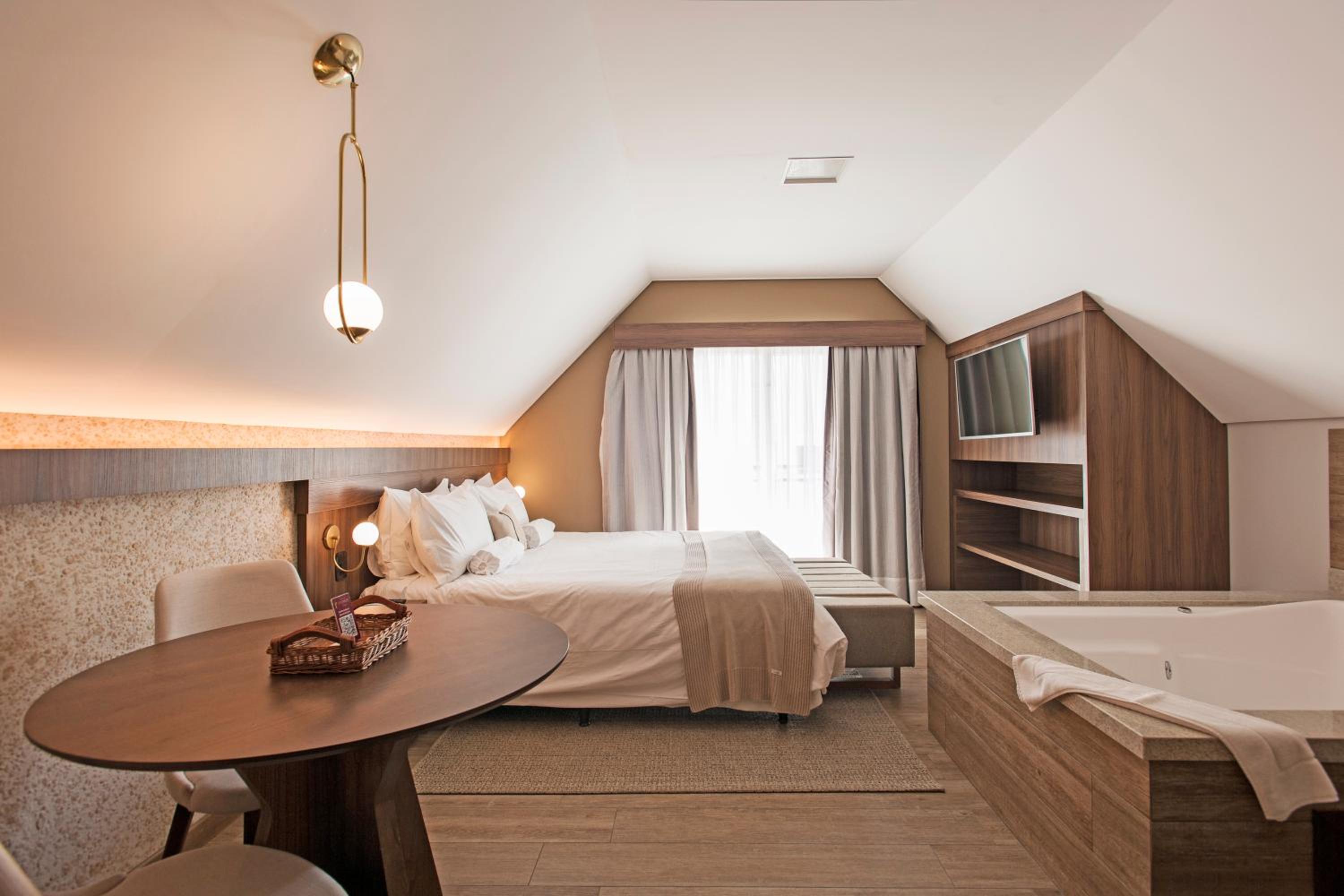 Quadruple Suite  with King-size bed with Spa Bath thumbnail 5