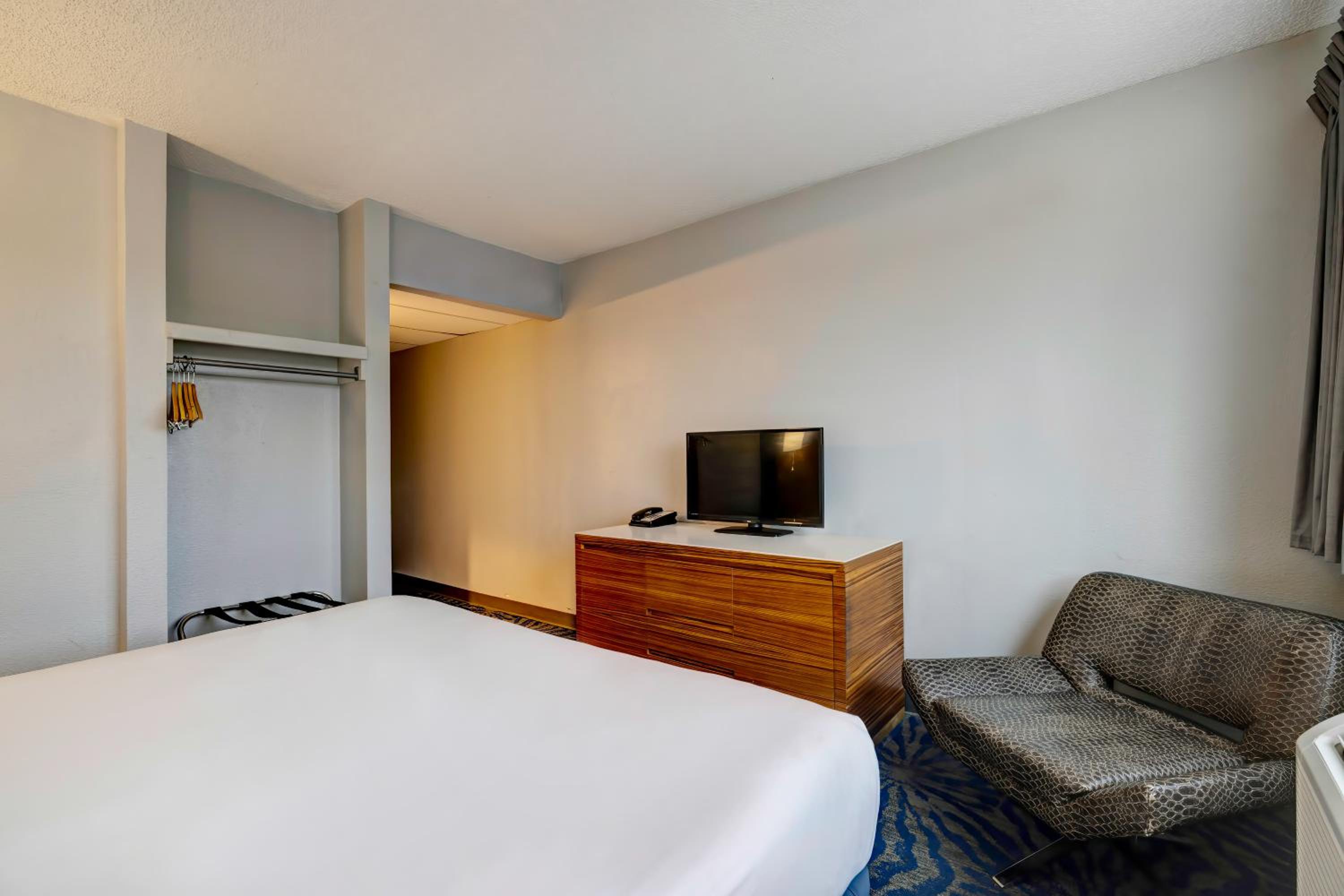 King Room - Disability Access - Non-Smoking - Photo 7