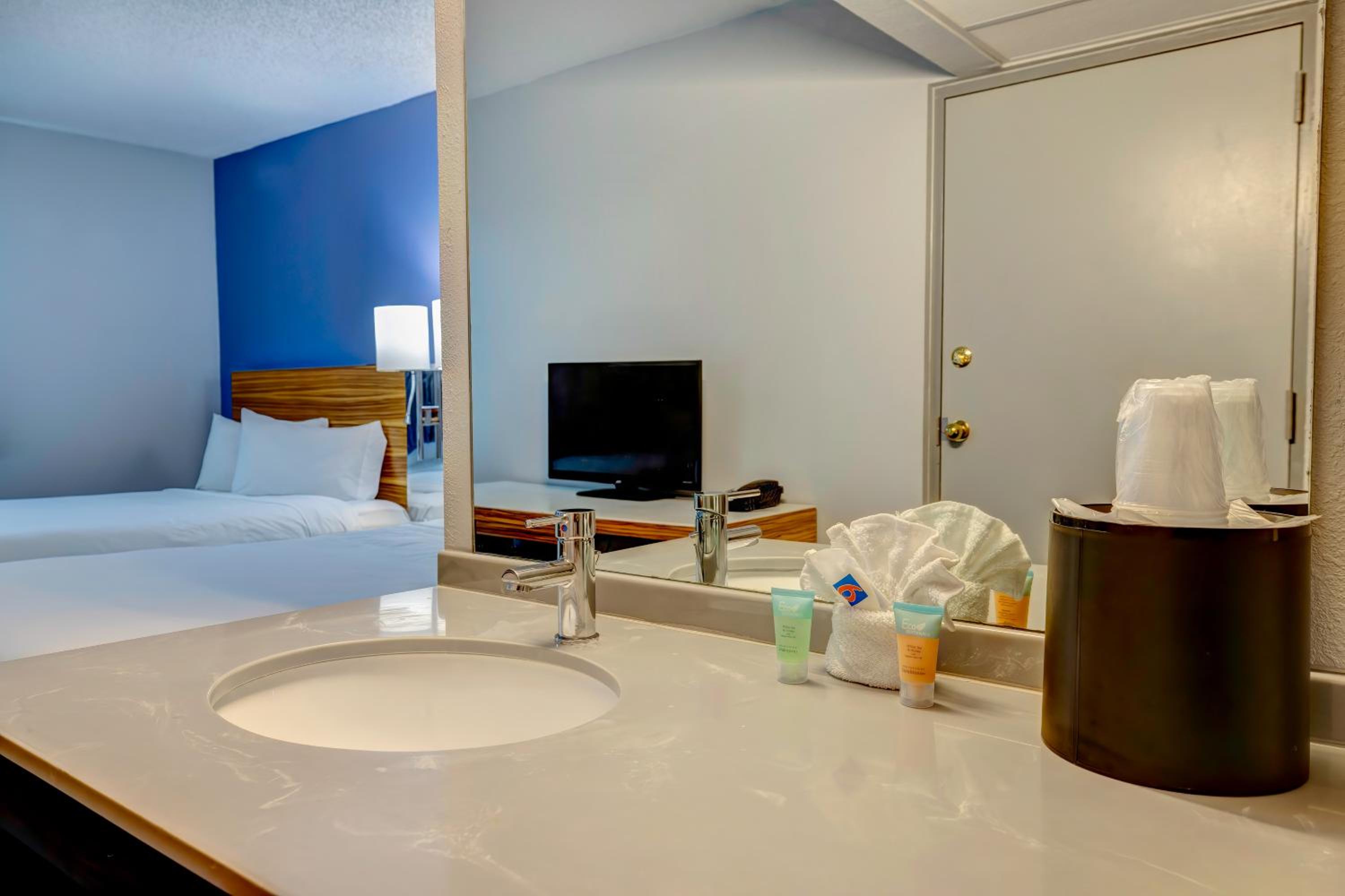 King Room - Disability Access - Non-Smoking - Photo 8