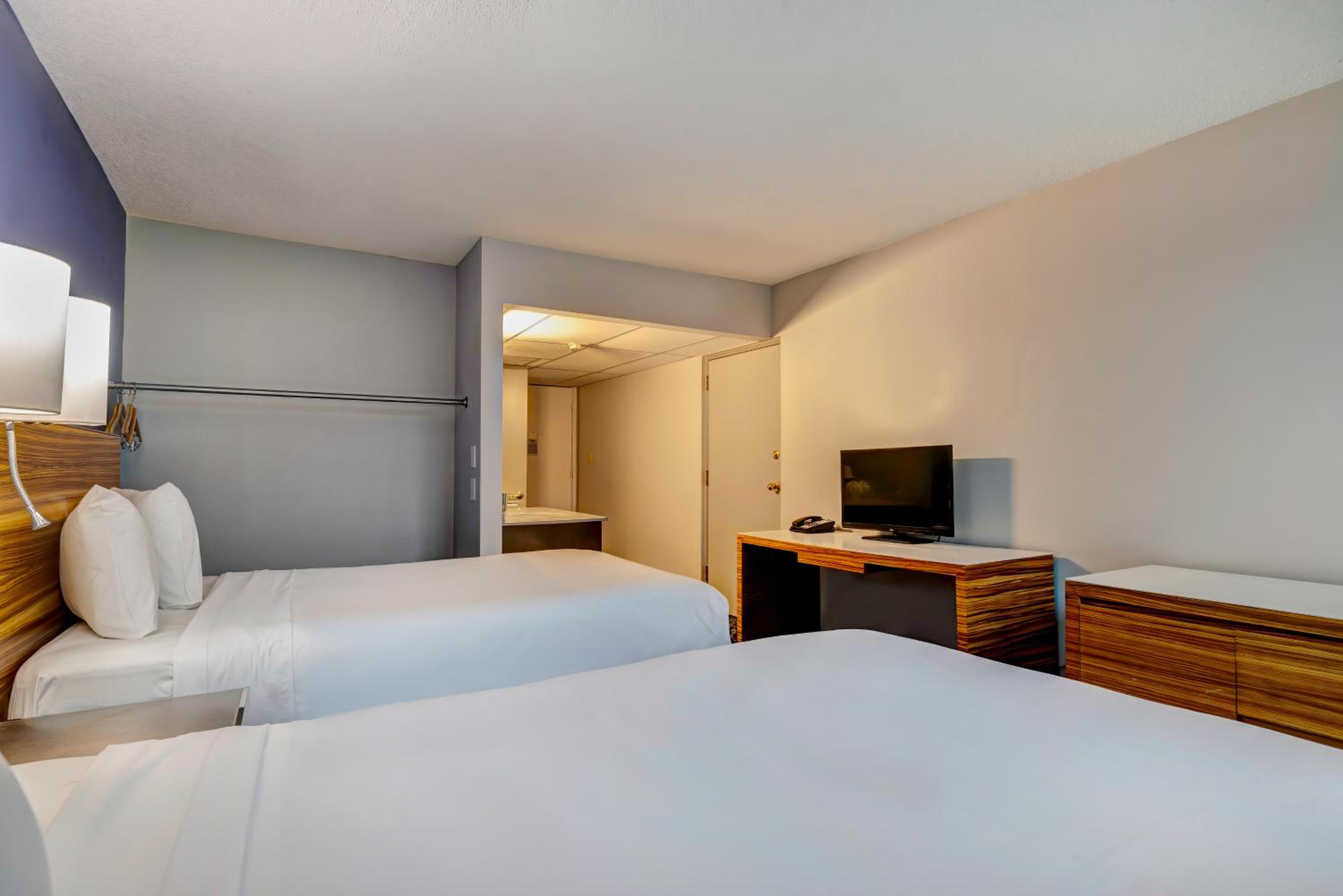 Queen Room with Two Queen Beds - Disability Access - Non-Smoking - Photo 5