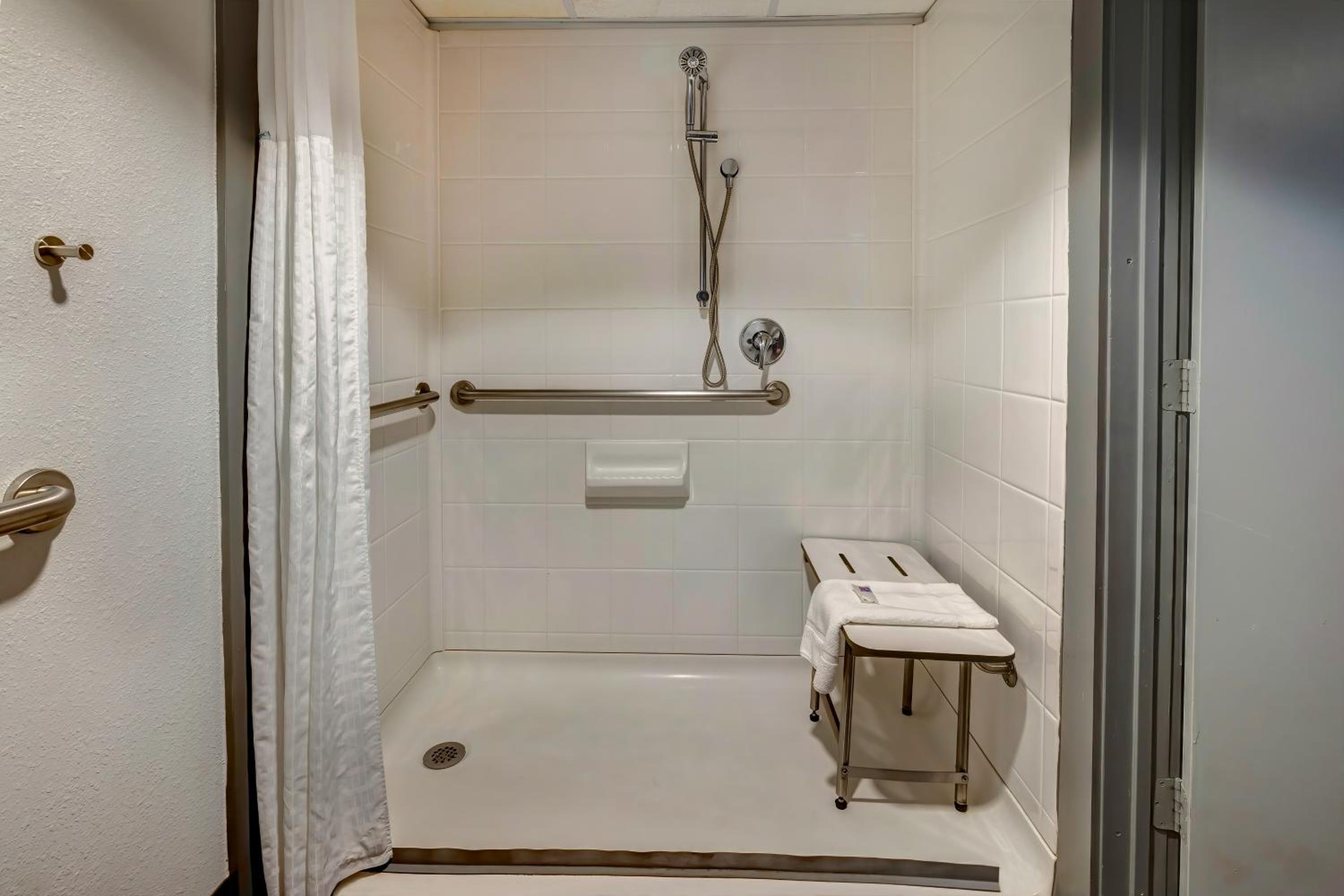 King Room - Disability Access - Non-Smoking - Photo 9