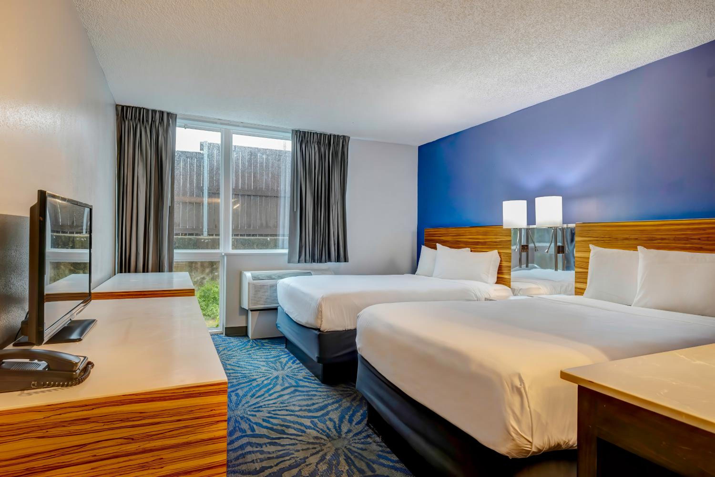 Queen Room with Two Queen Beds - Disability Access - Non-Smoking - Photo 4