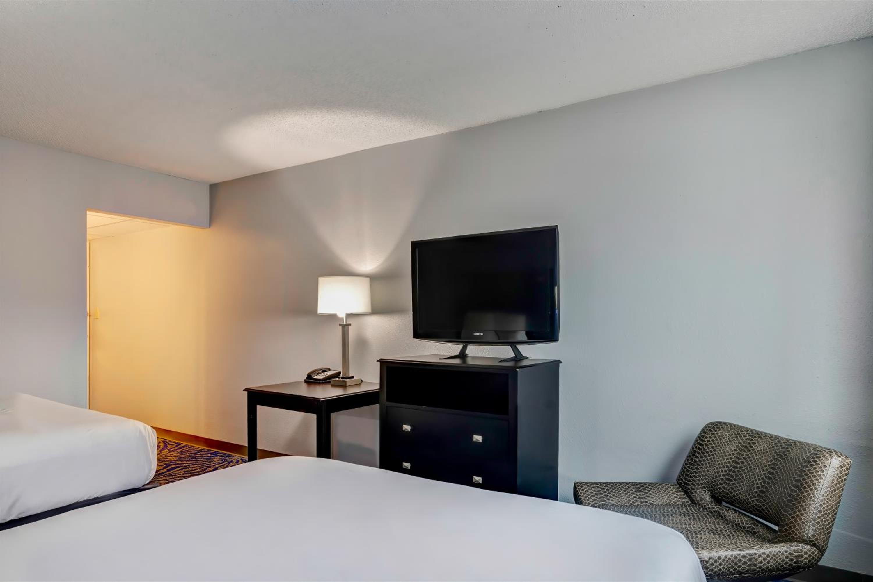 Queen Room with Two Queen Beds - Disability Access - Non-Smoking - Photo 13