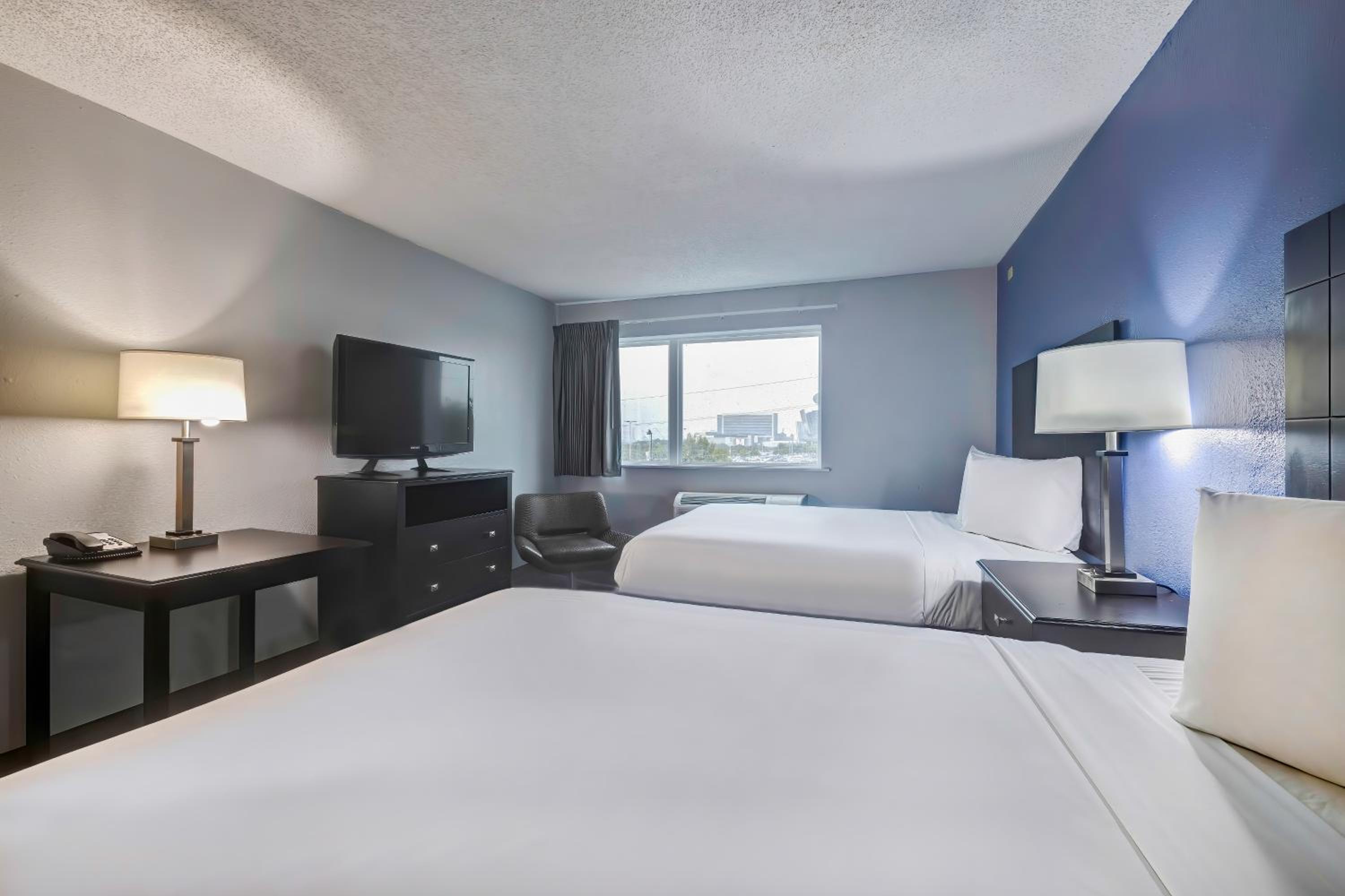 Quadruple Room - Non-Smoking - Photo 3