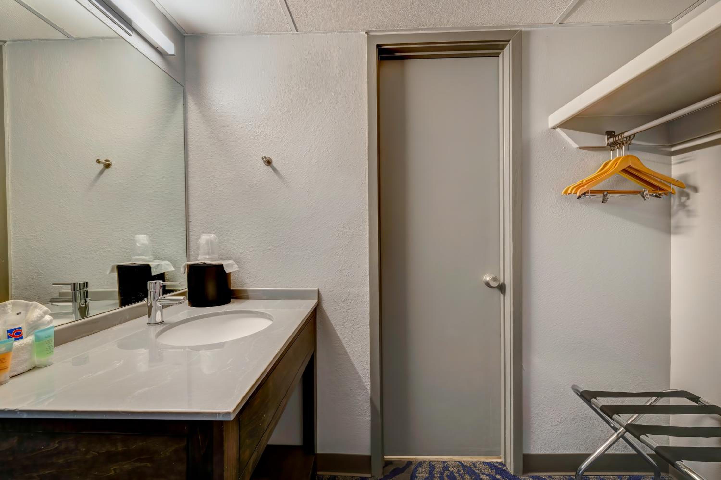 King Room - Non-Smoking - Photo 3