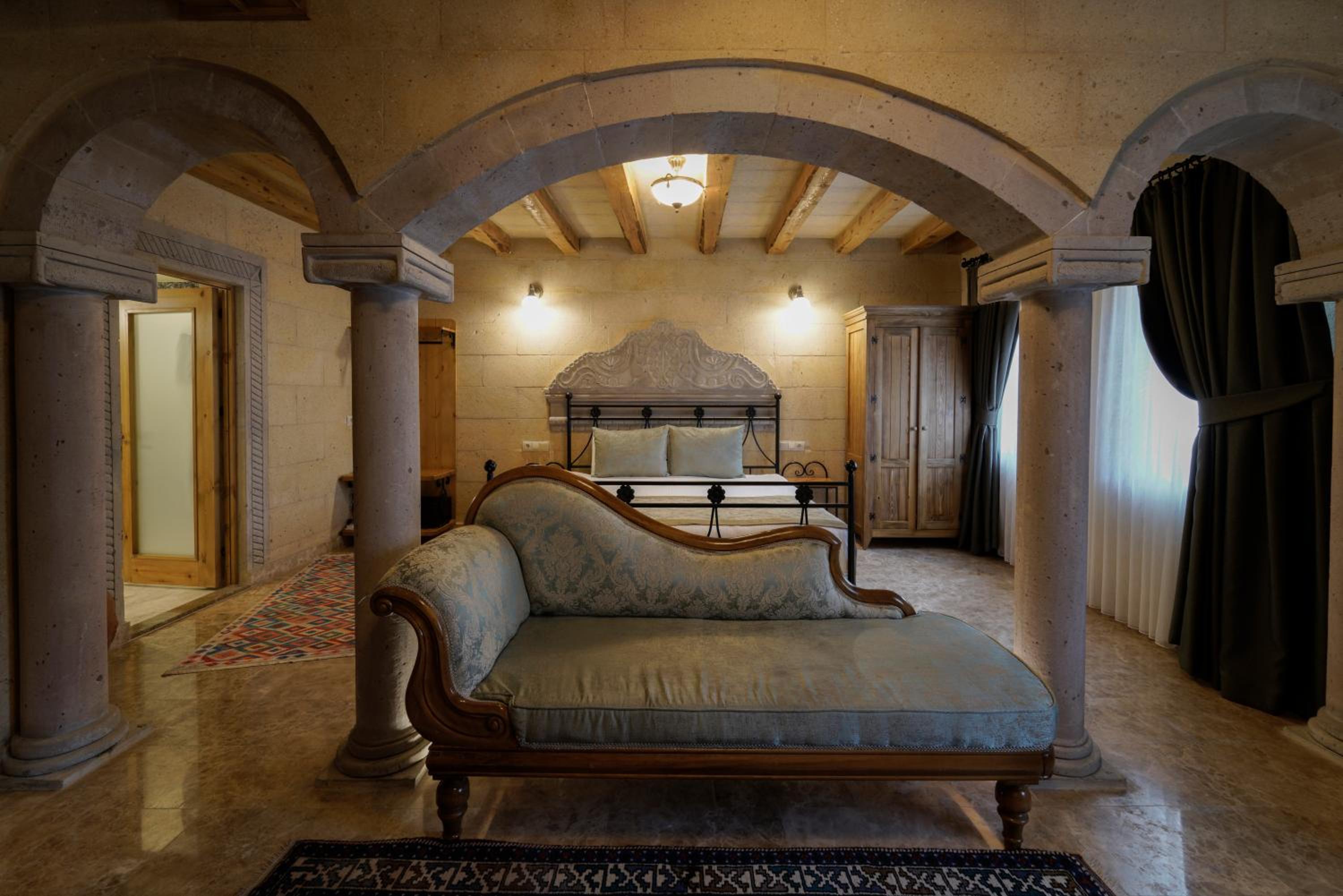 Deluxe Double Room with Bath - Photo 1
