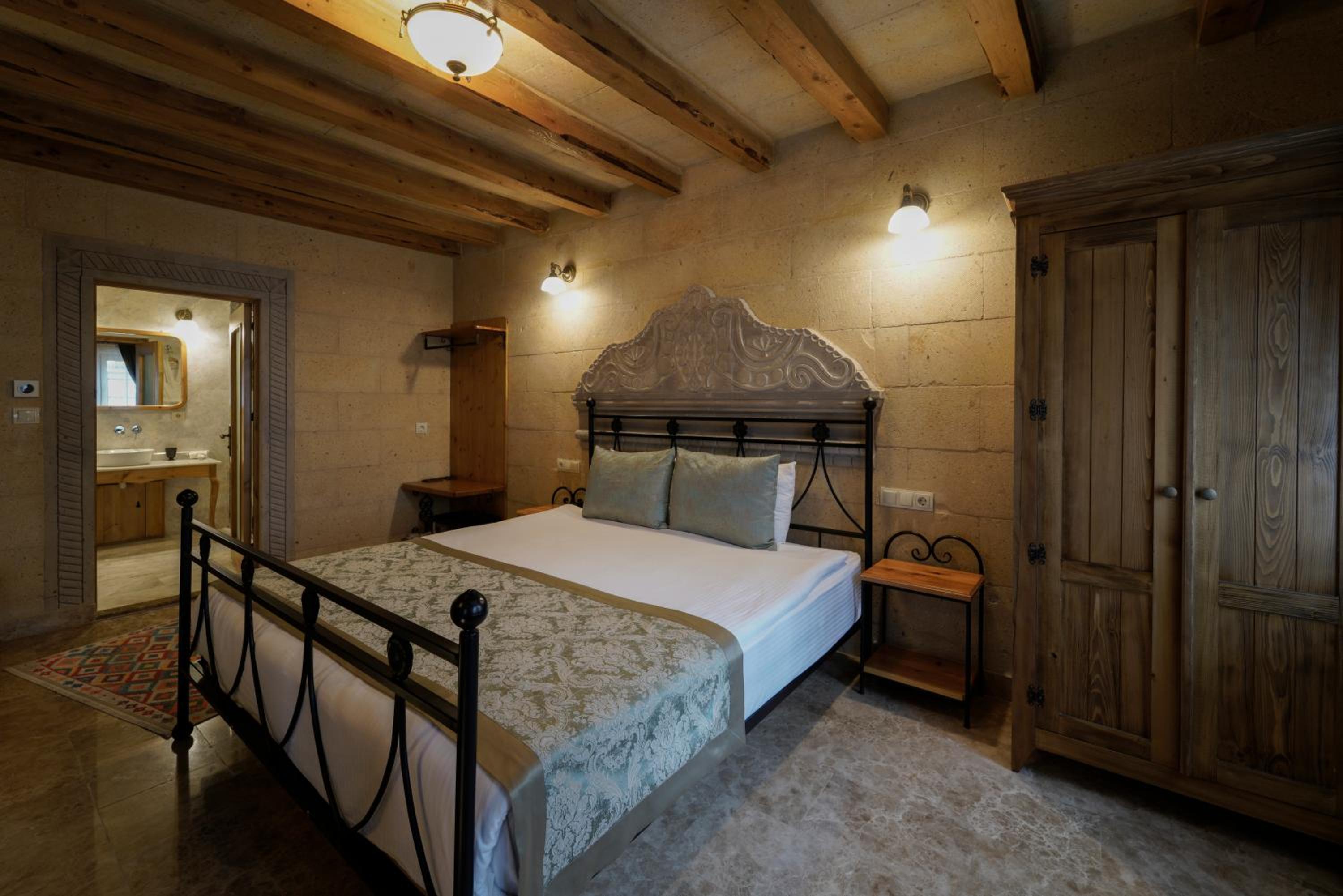 Deluxe Double Room with Bath - Photo 2
