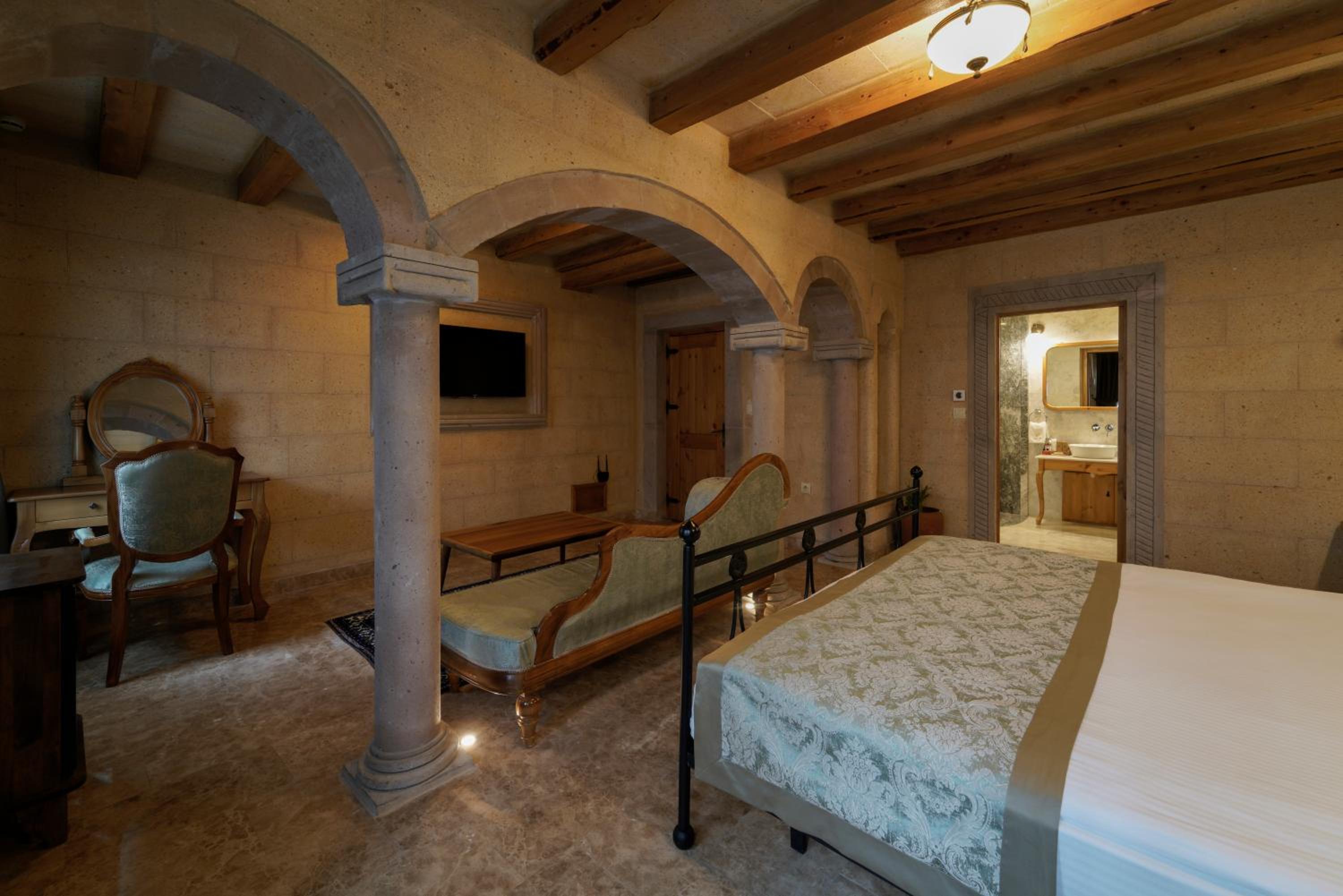 Deluxe Double Room with Bath - Photo 11