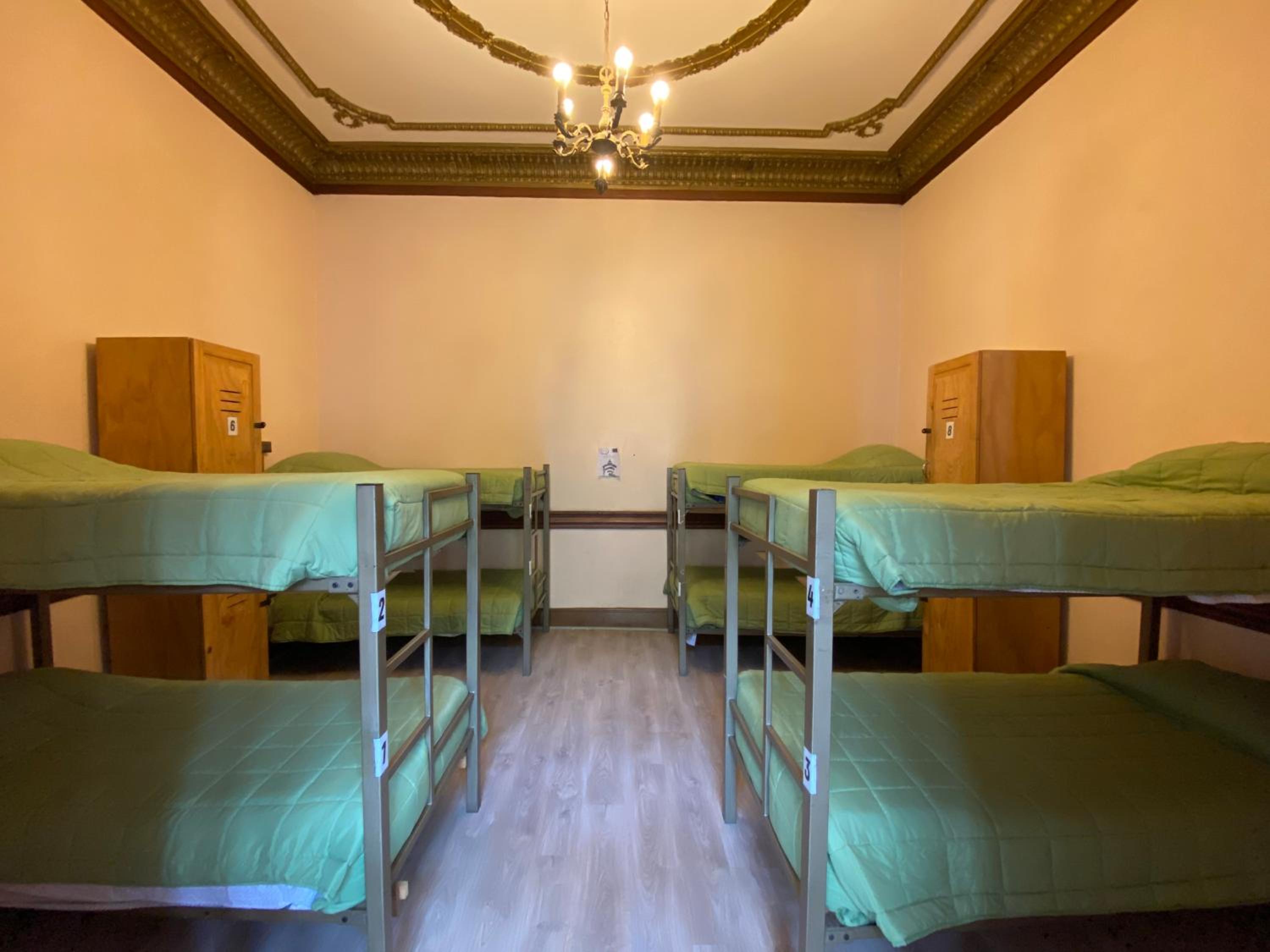 Bed in 8-Bed Mixed Dormitory Room photo 1