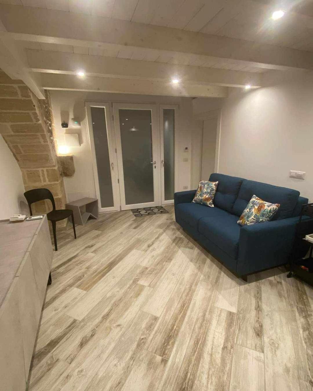 One-Bedroom House photo 1