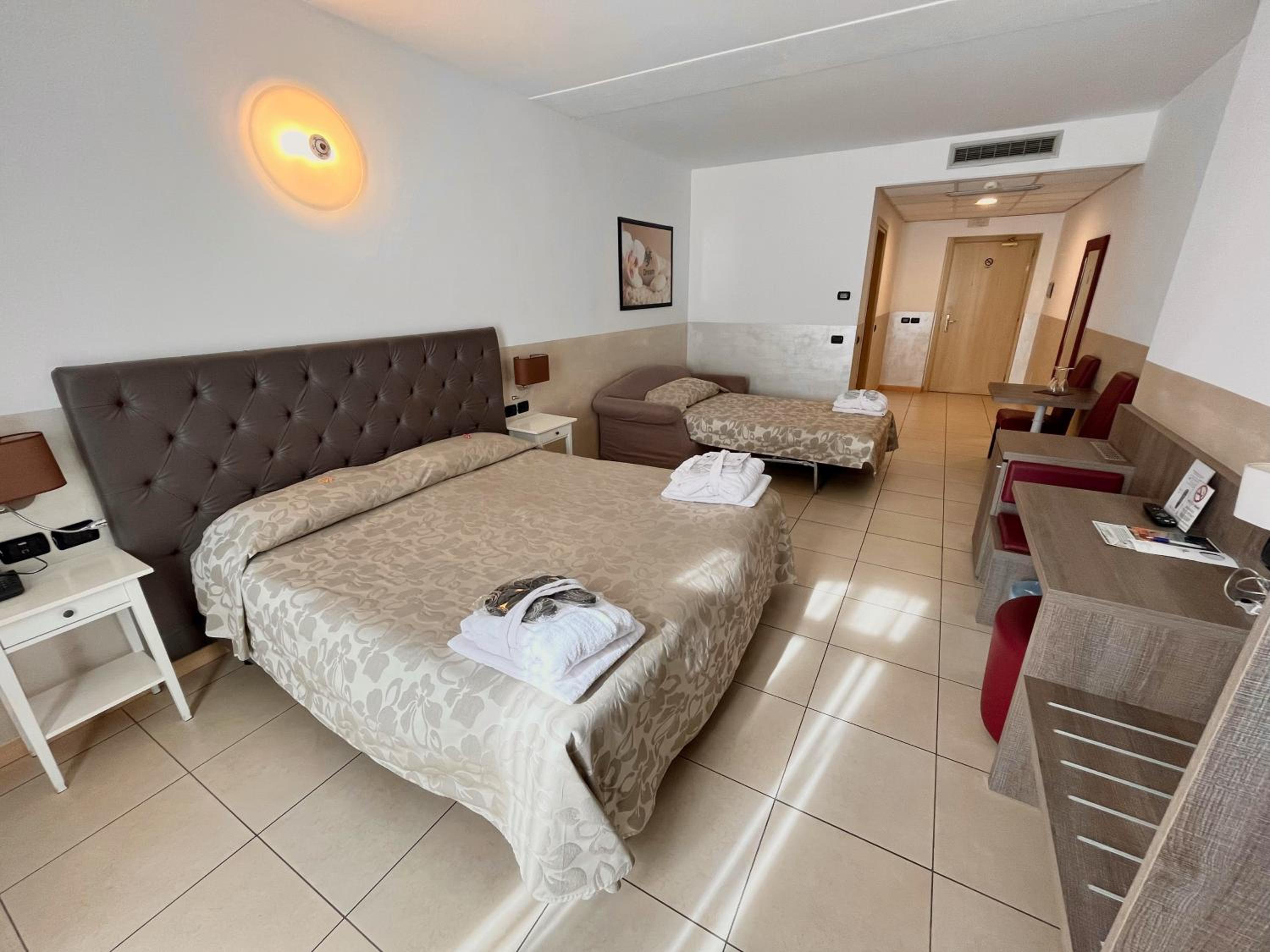 Double Room with Lake View - Photo 2