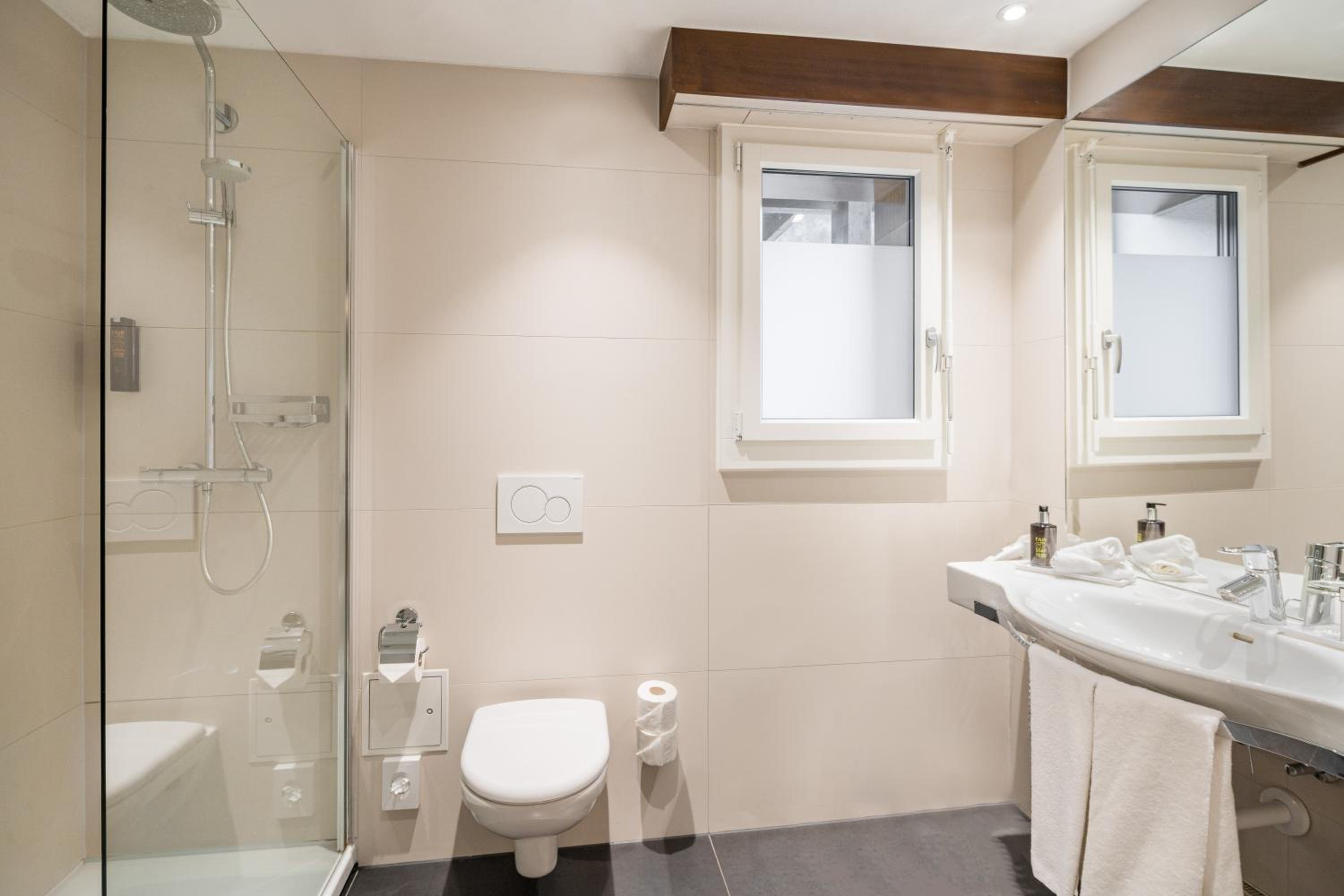Double Room with Street View - Photo 2