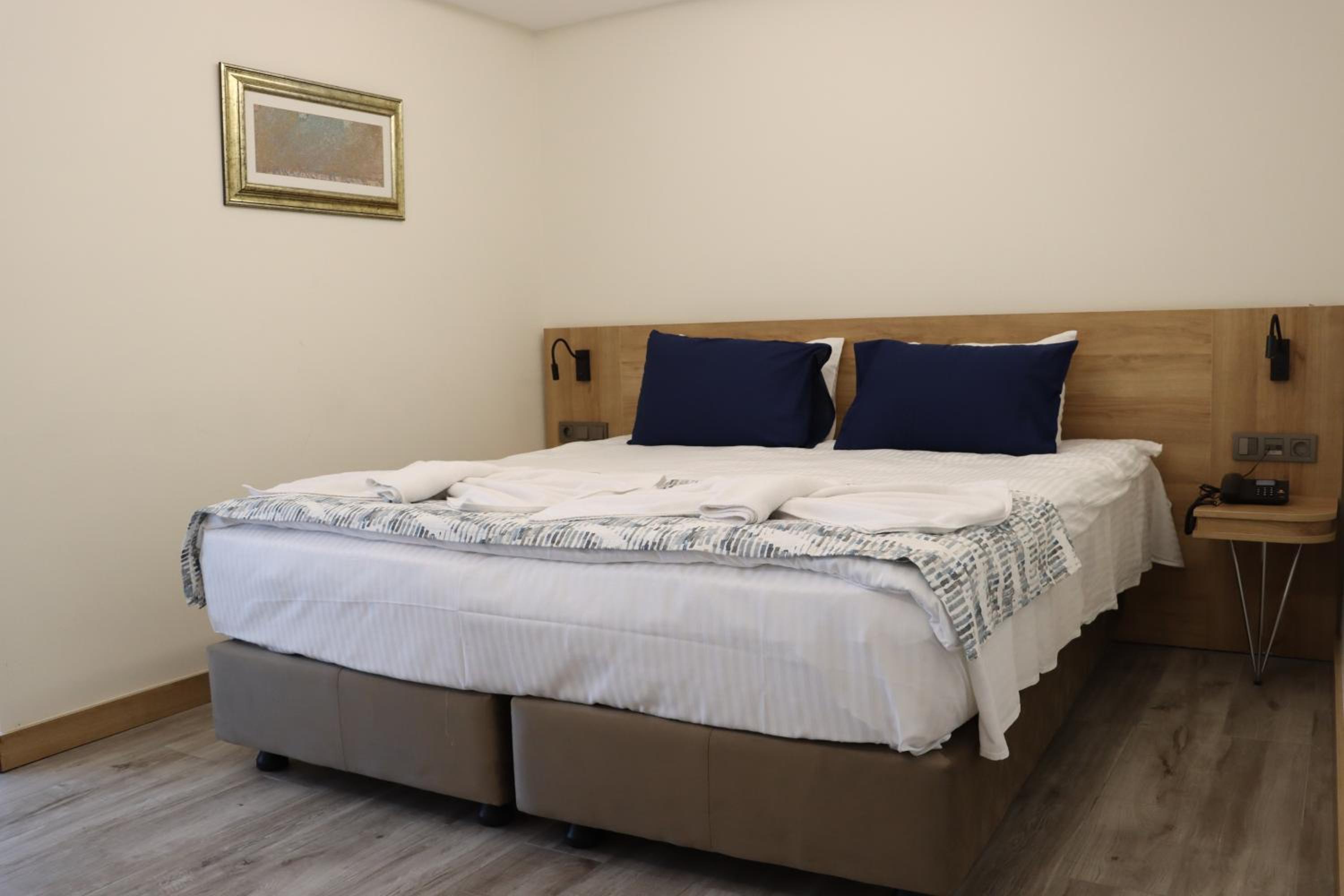 Double Room - Photo 11