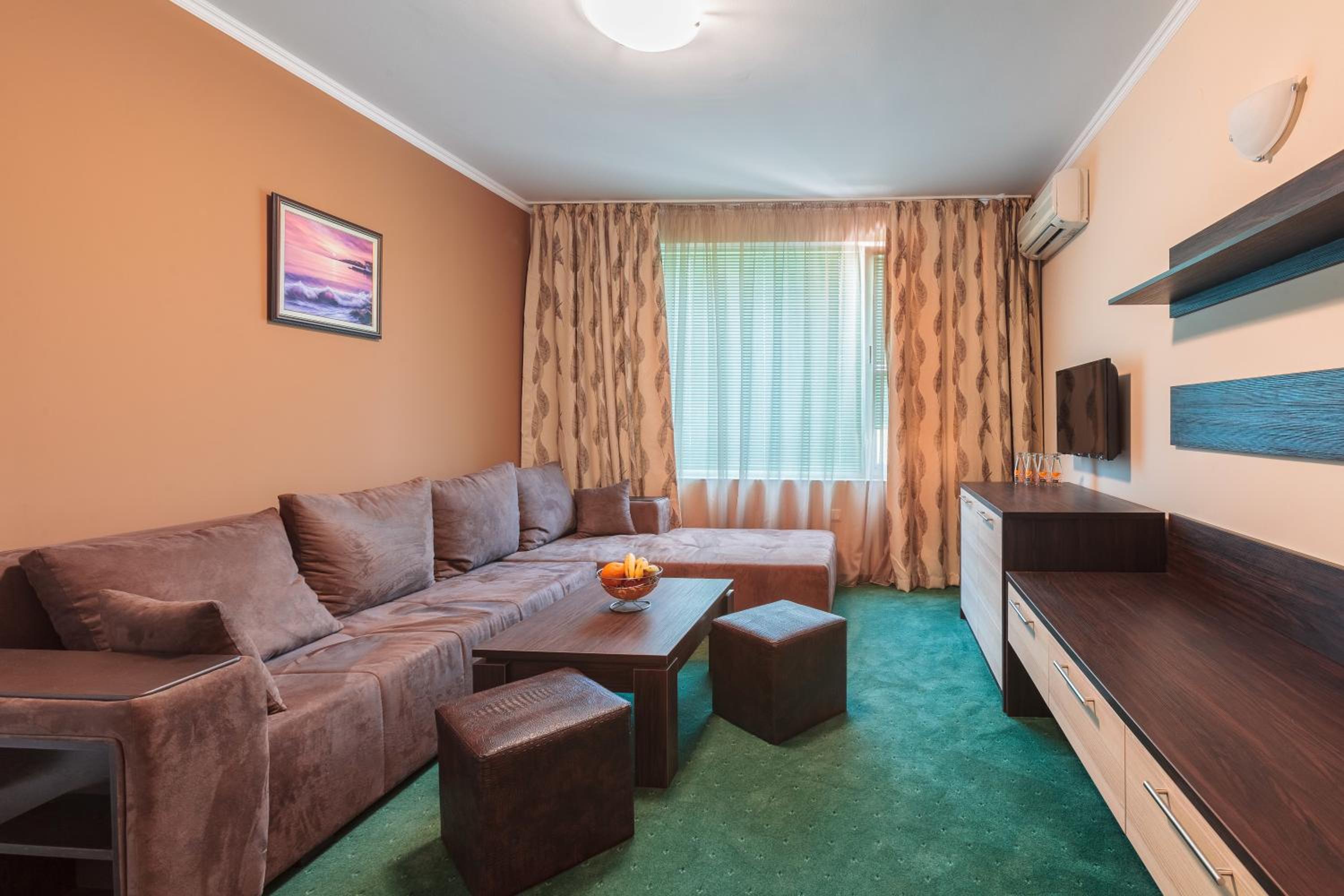 One-Bedroom Suite with Balcony photo 1
