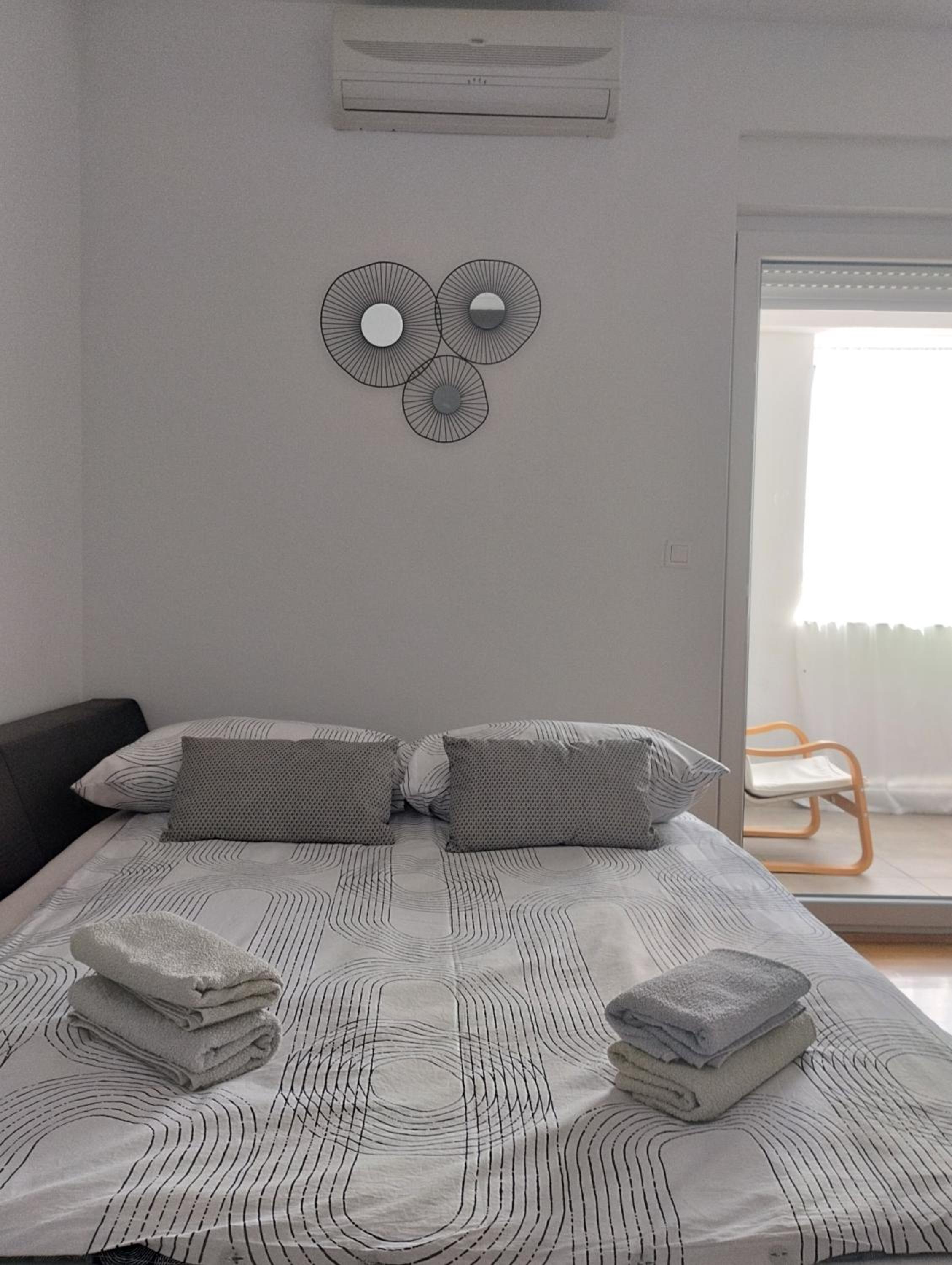 One-Bedroom Apartment photo 1