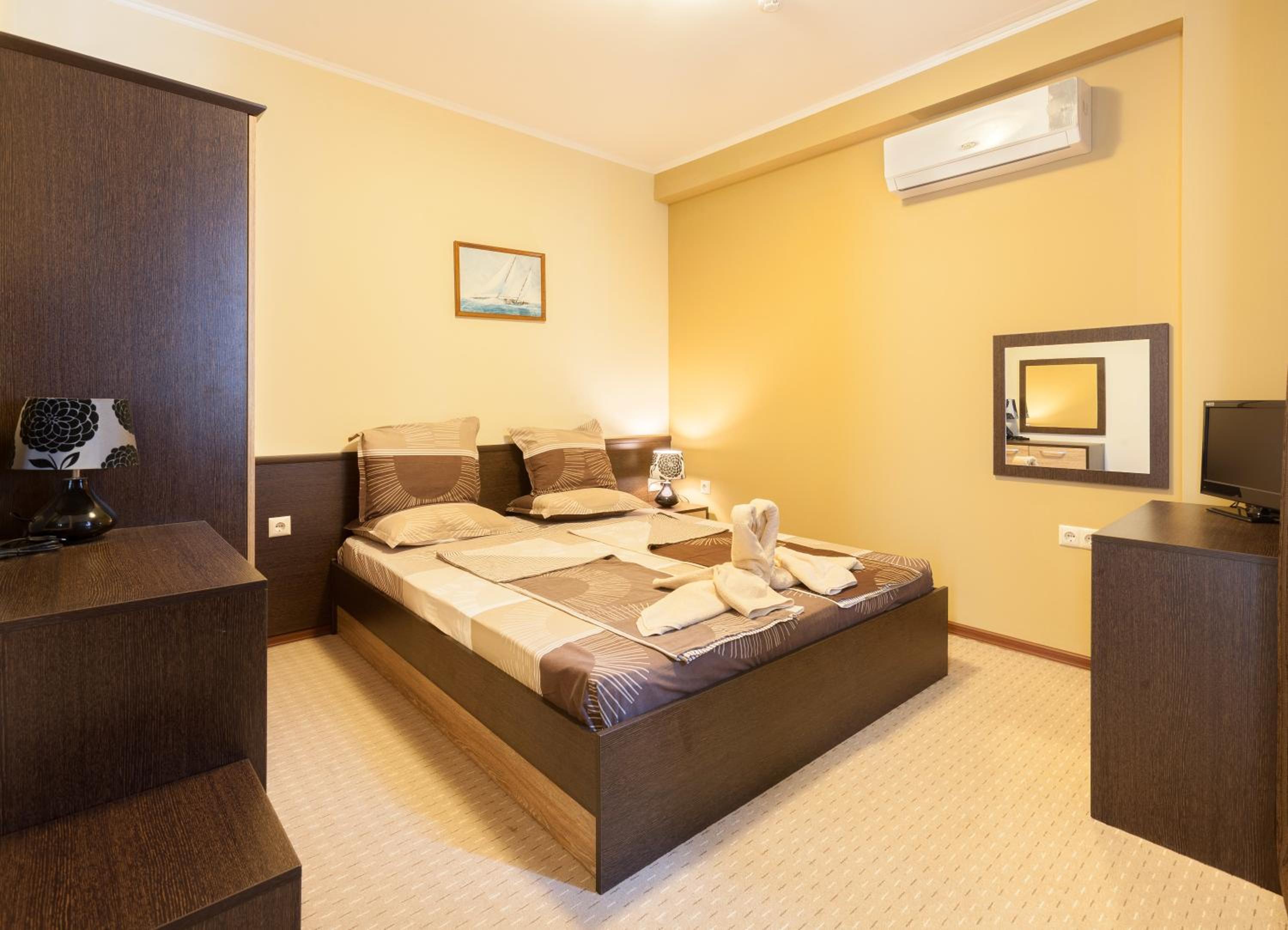 One-Bedroom Suite with Balcony photo 3