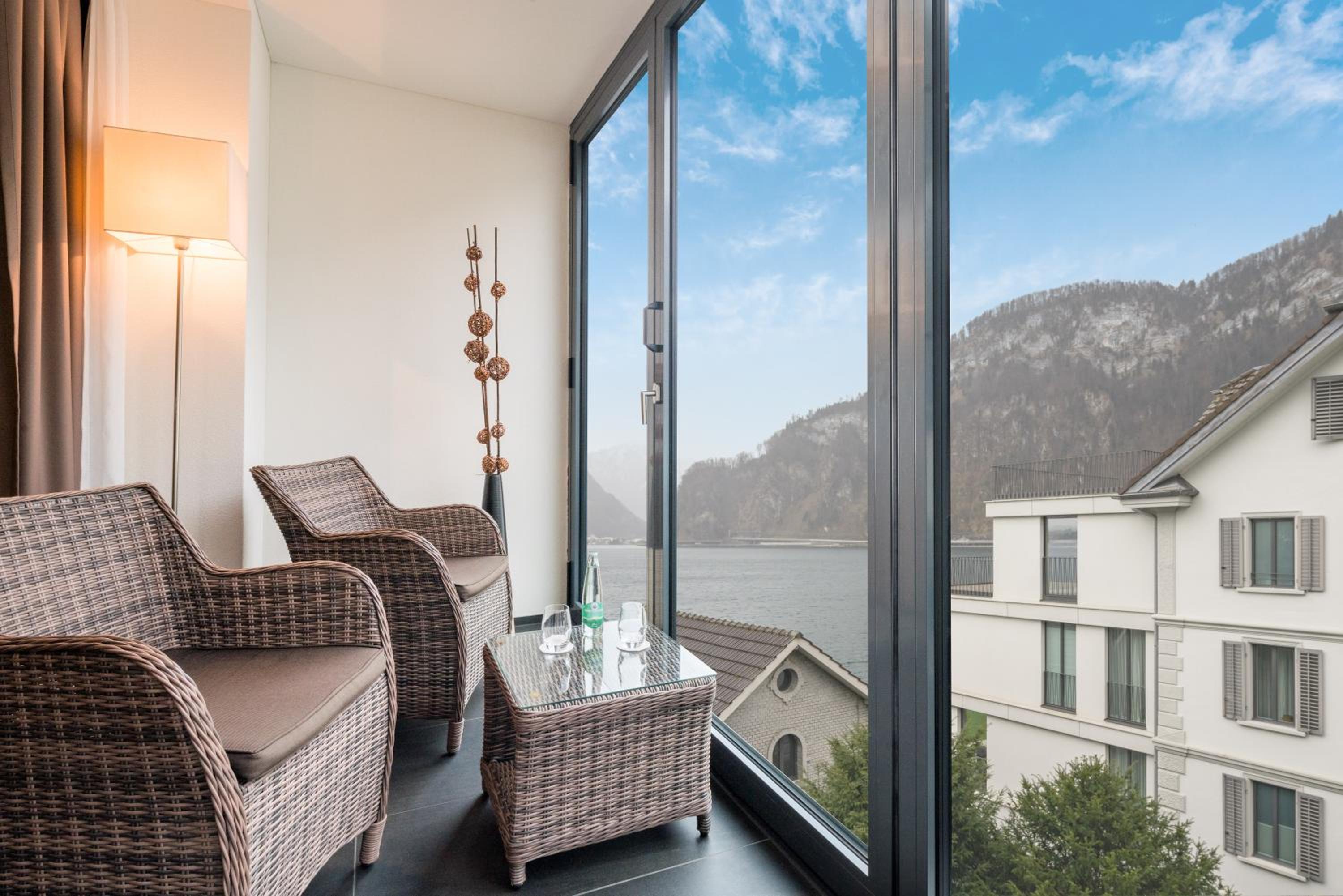 Double Room with Partial Lake View - Photo 3