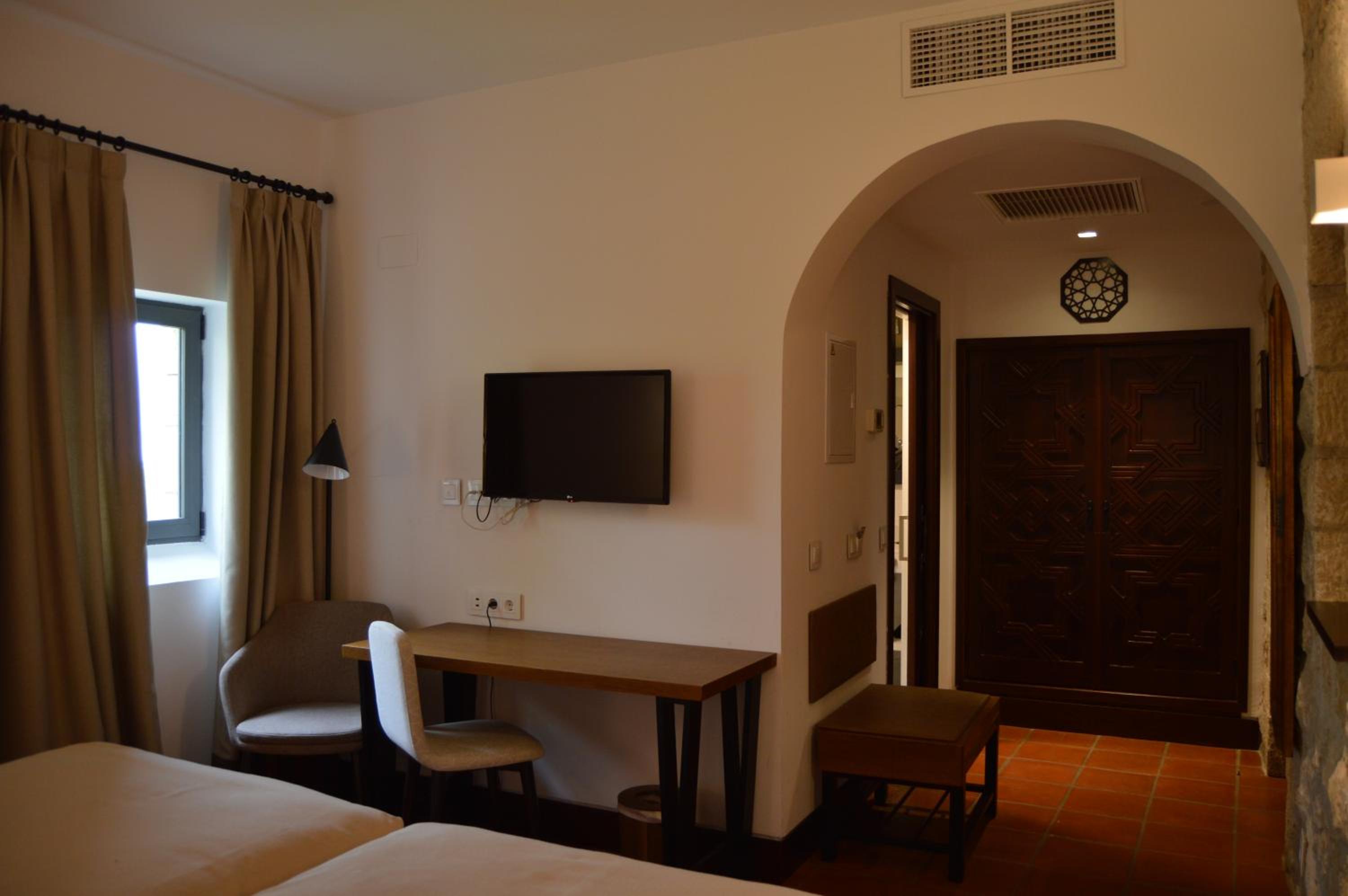 Standard Twin Room - Photo 7