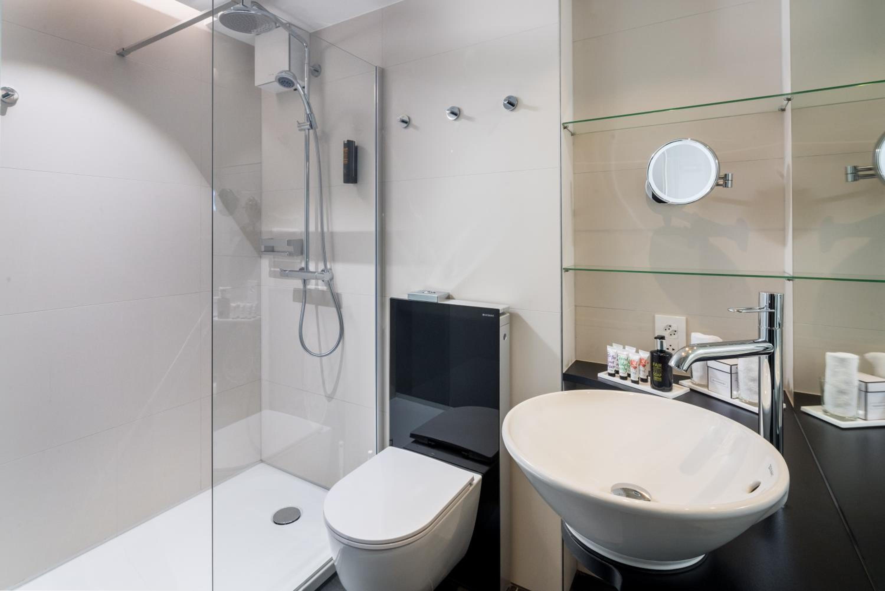Junior Suite with Lake View photo 3