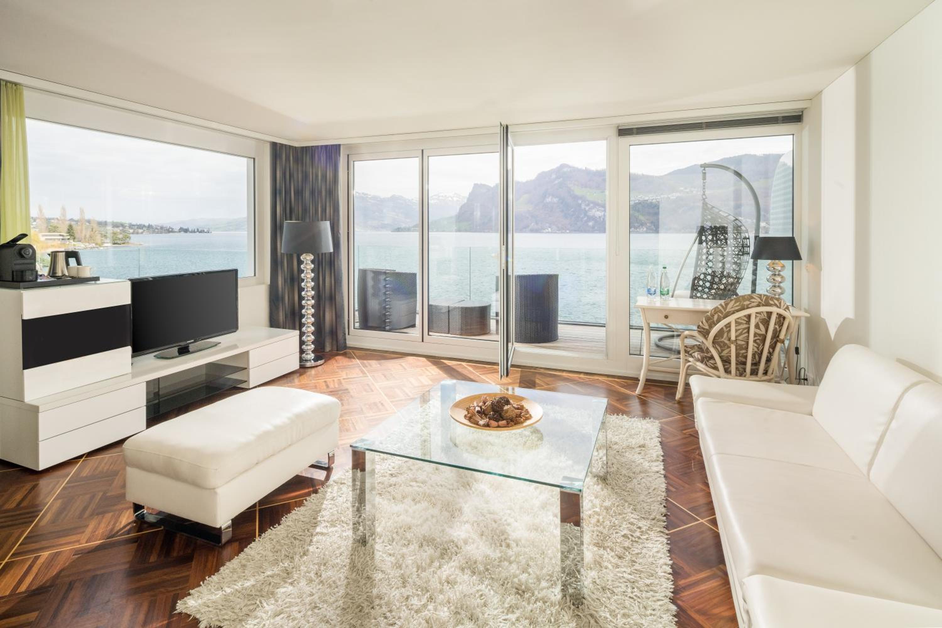 Comfort Suite with Lake View - Photo 4