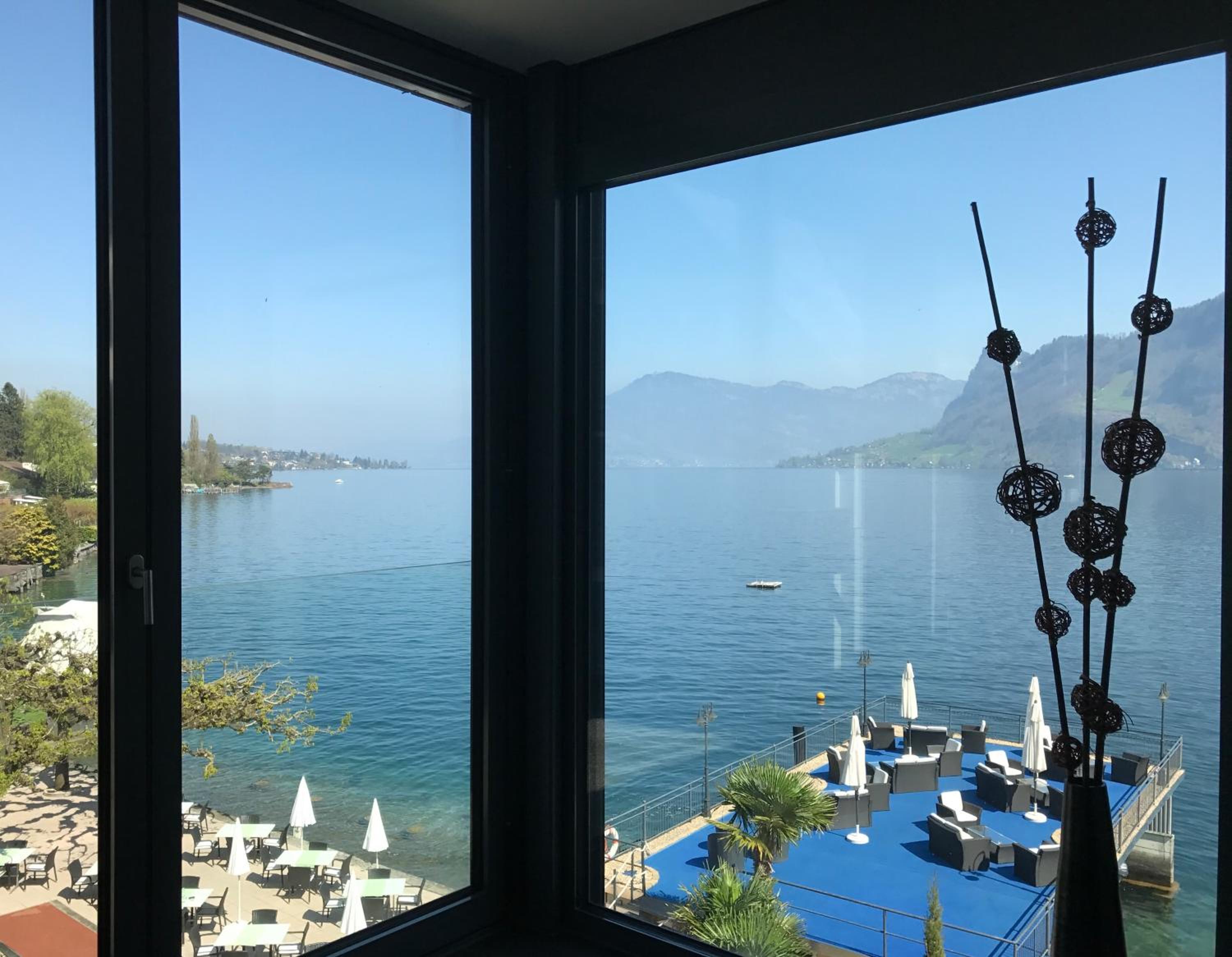 Corner Junior Suite with Lake View - Photo 3