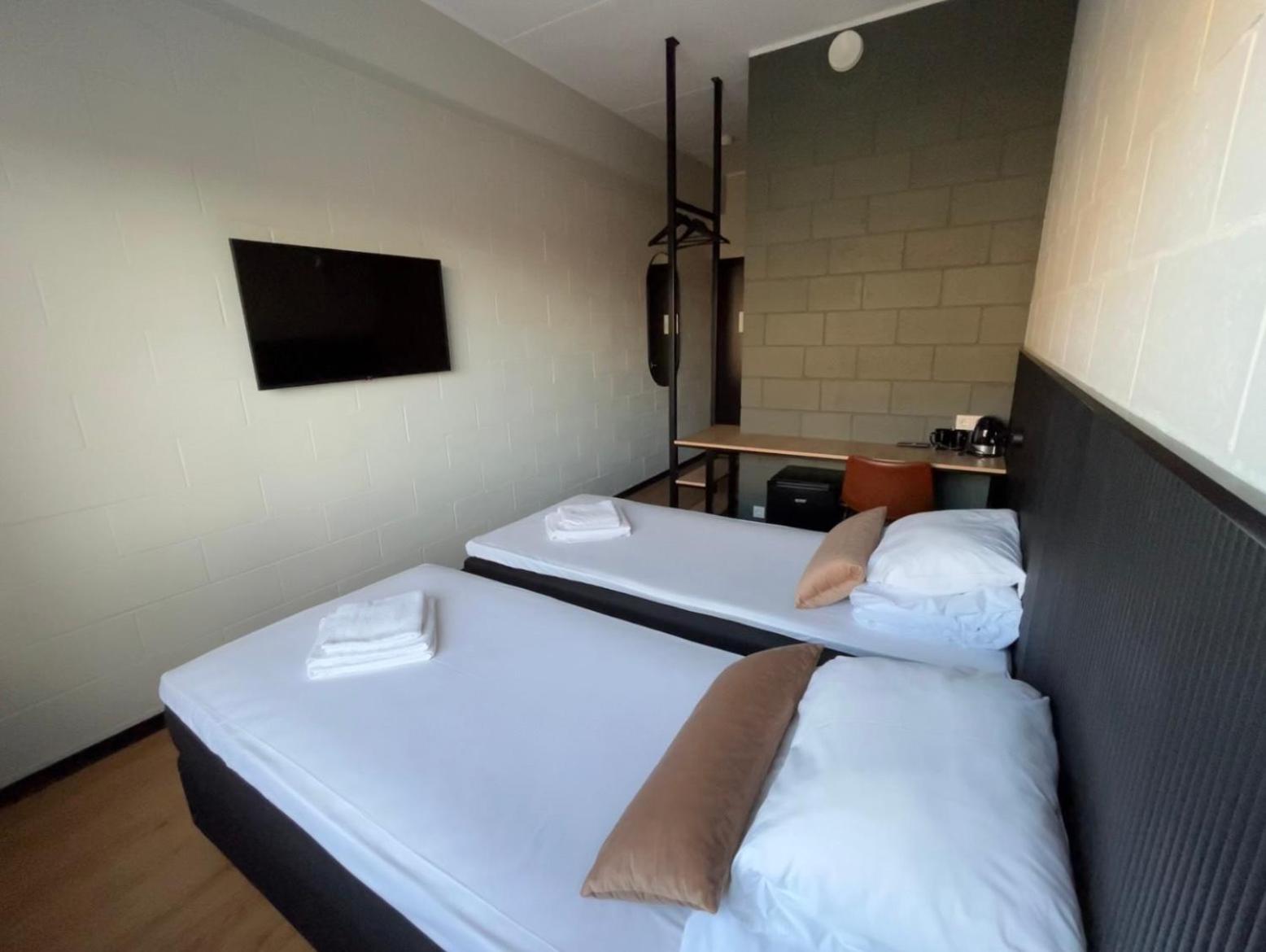 Double or Twin Room with Private Bathroom photo 3