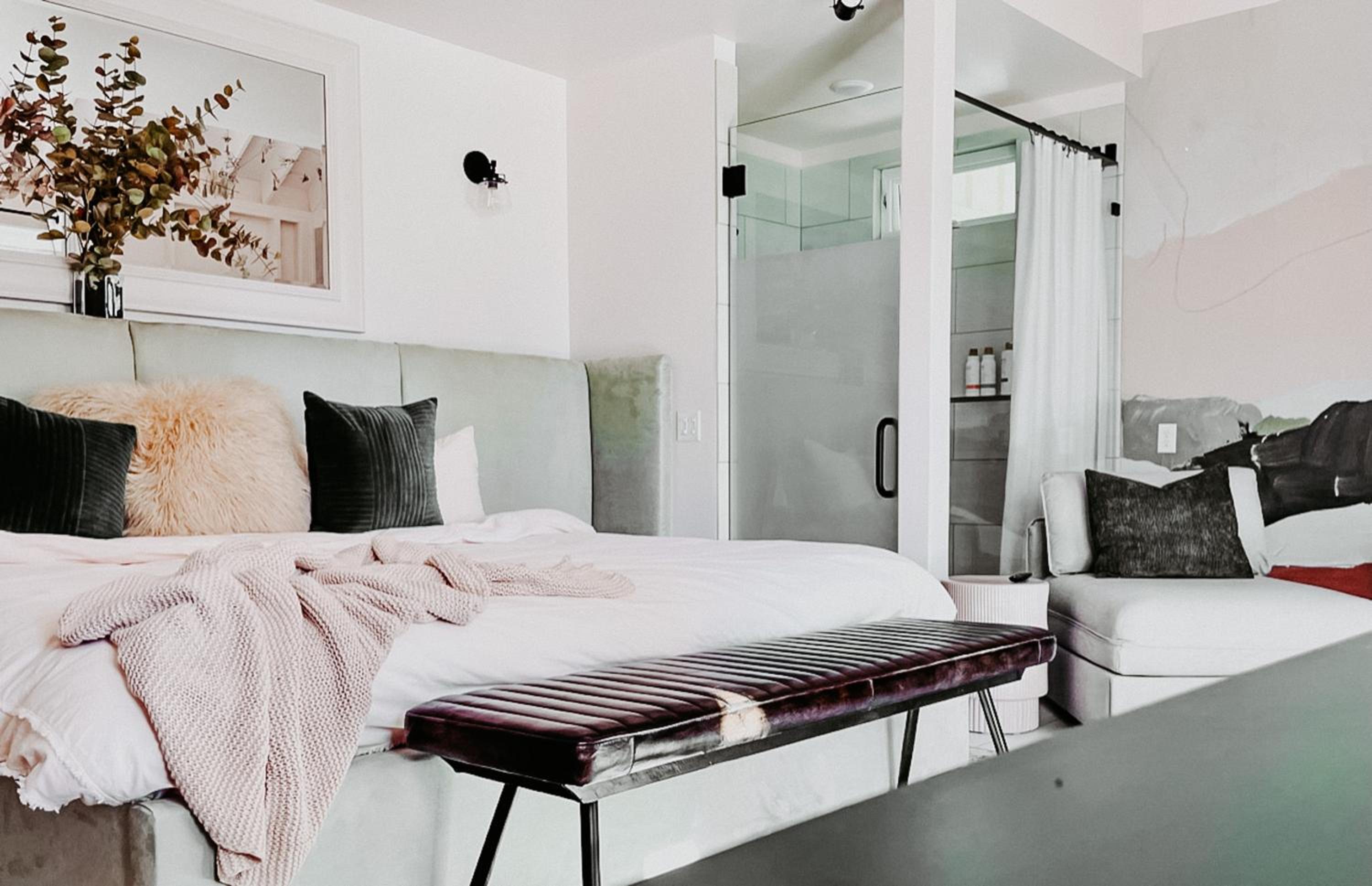 Deluxe King Room - Photo 8