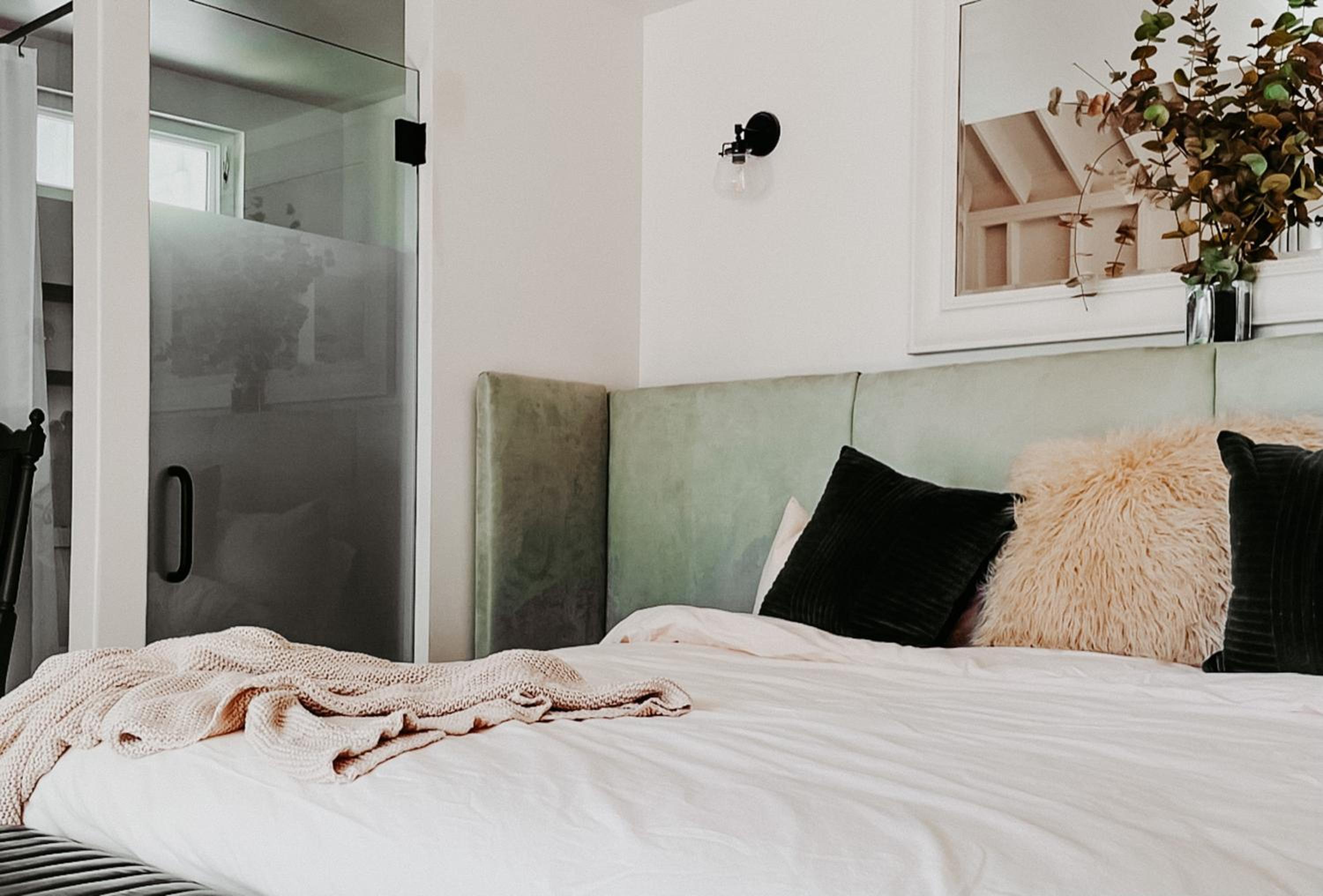 Deluxe King Room - Photo 7