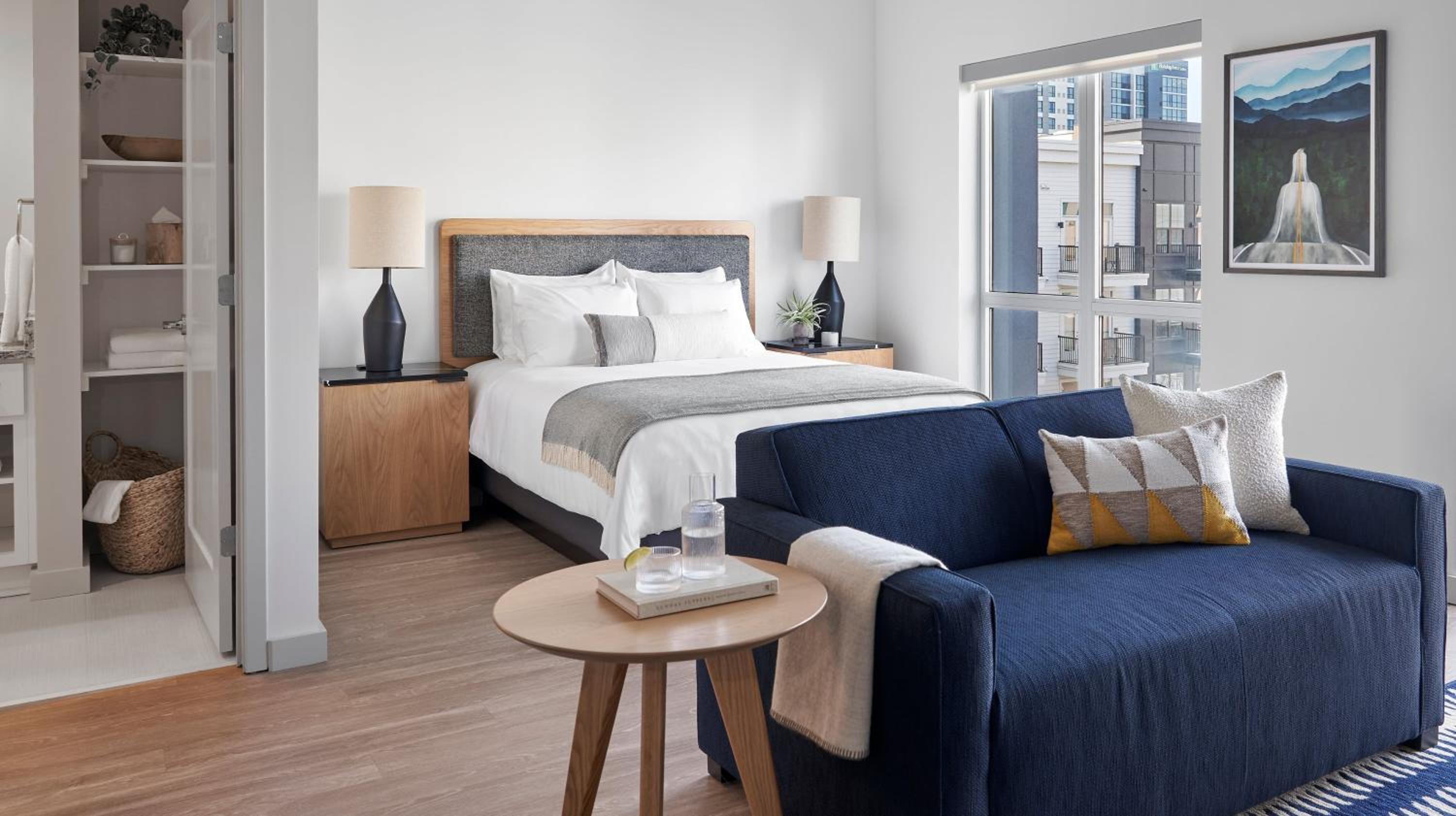 Suite, 2 Bedrooms (Designer Furnished) thumbnail 5