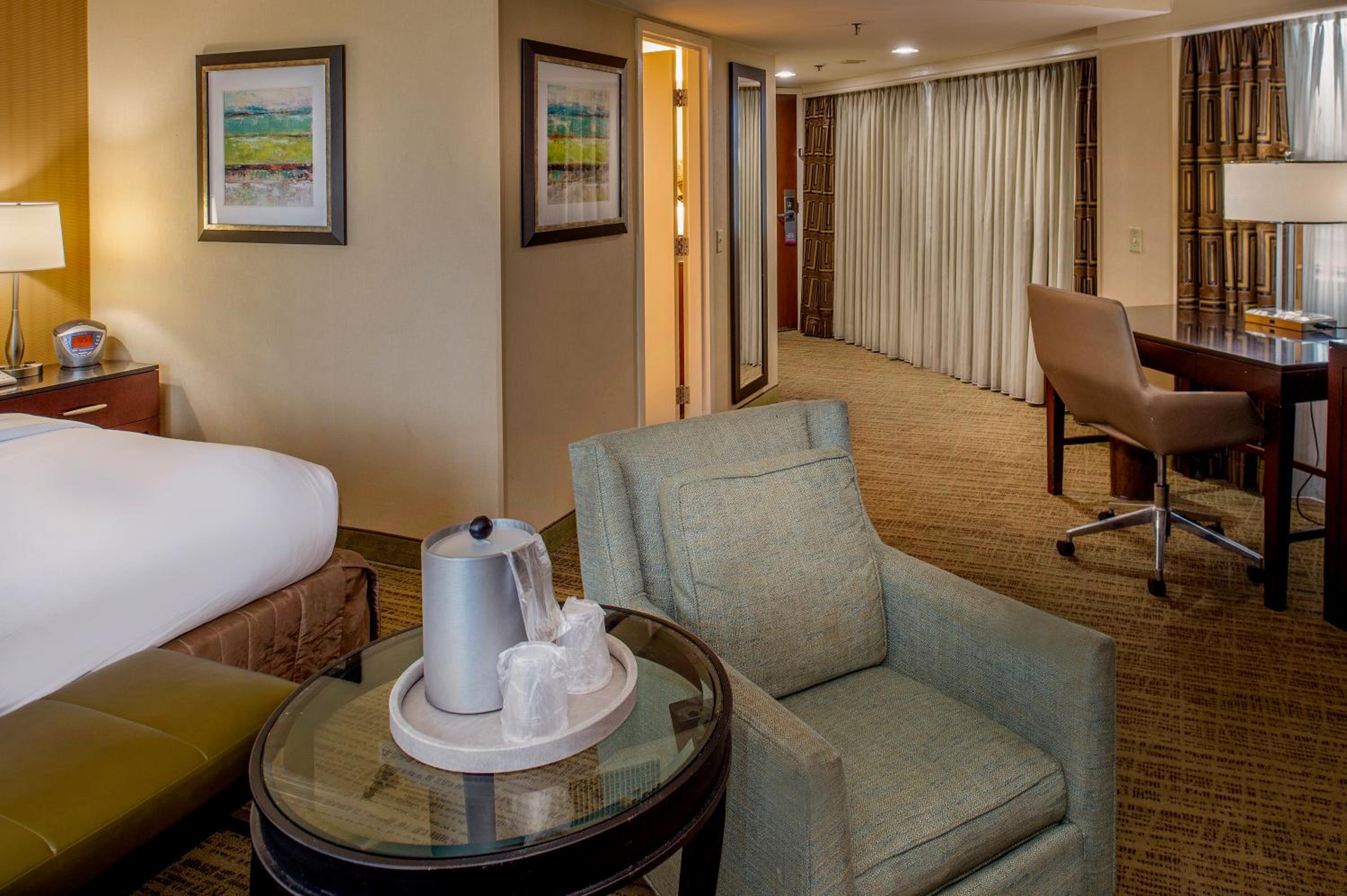 Corner King Room with Balcony - Non-Smoking - Photo 4