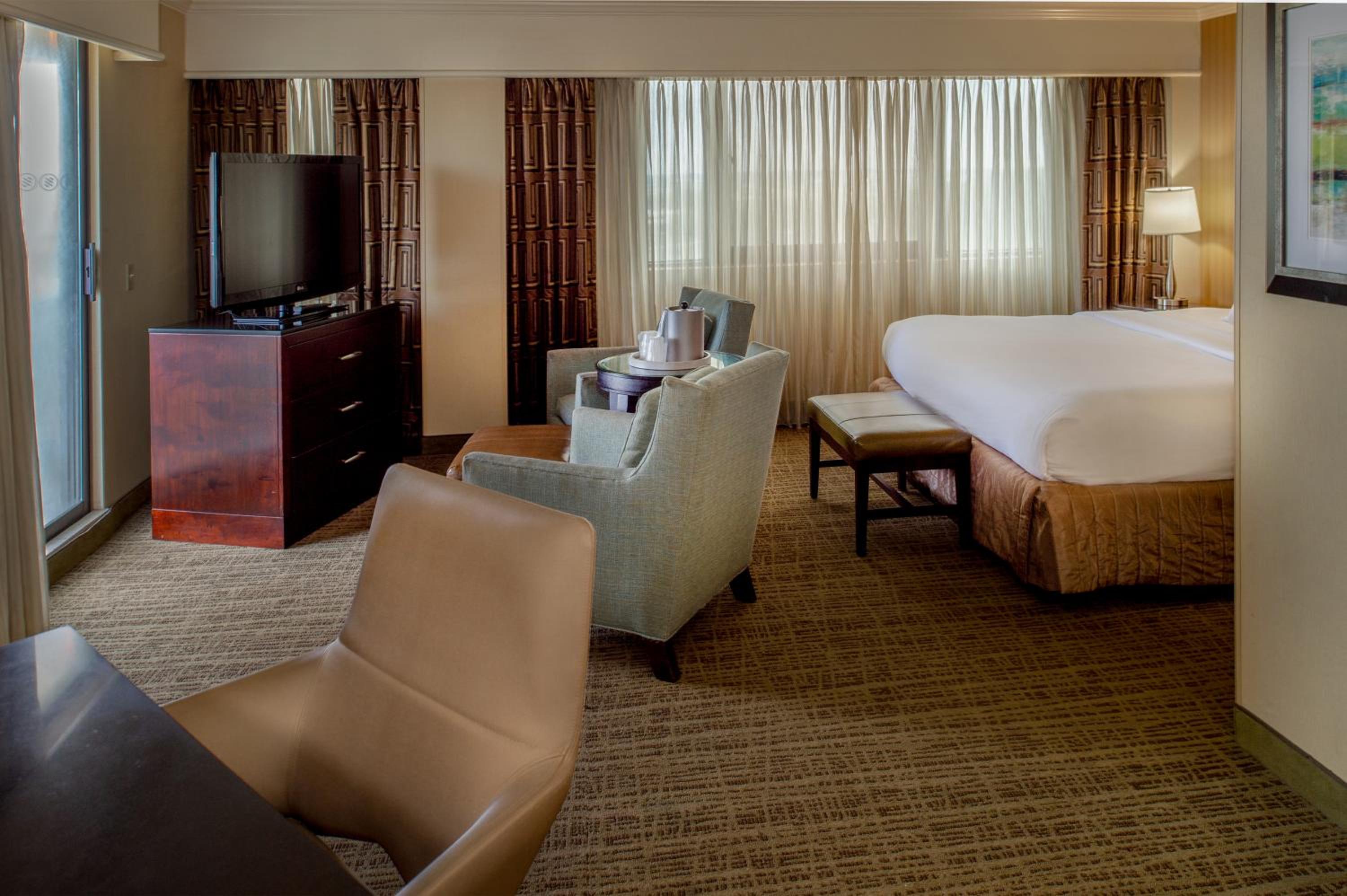 Corner King Room with Balcony - Non-Smoking - Photo 3