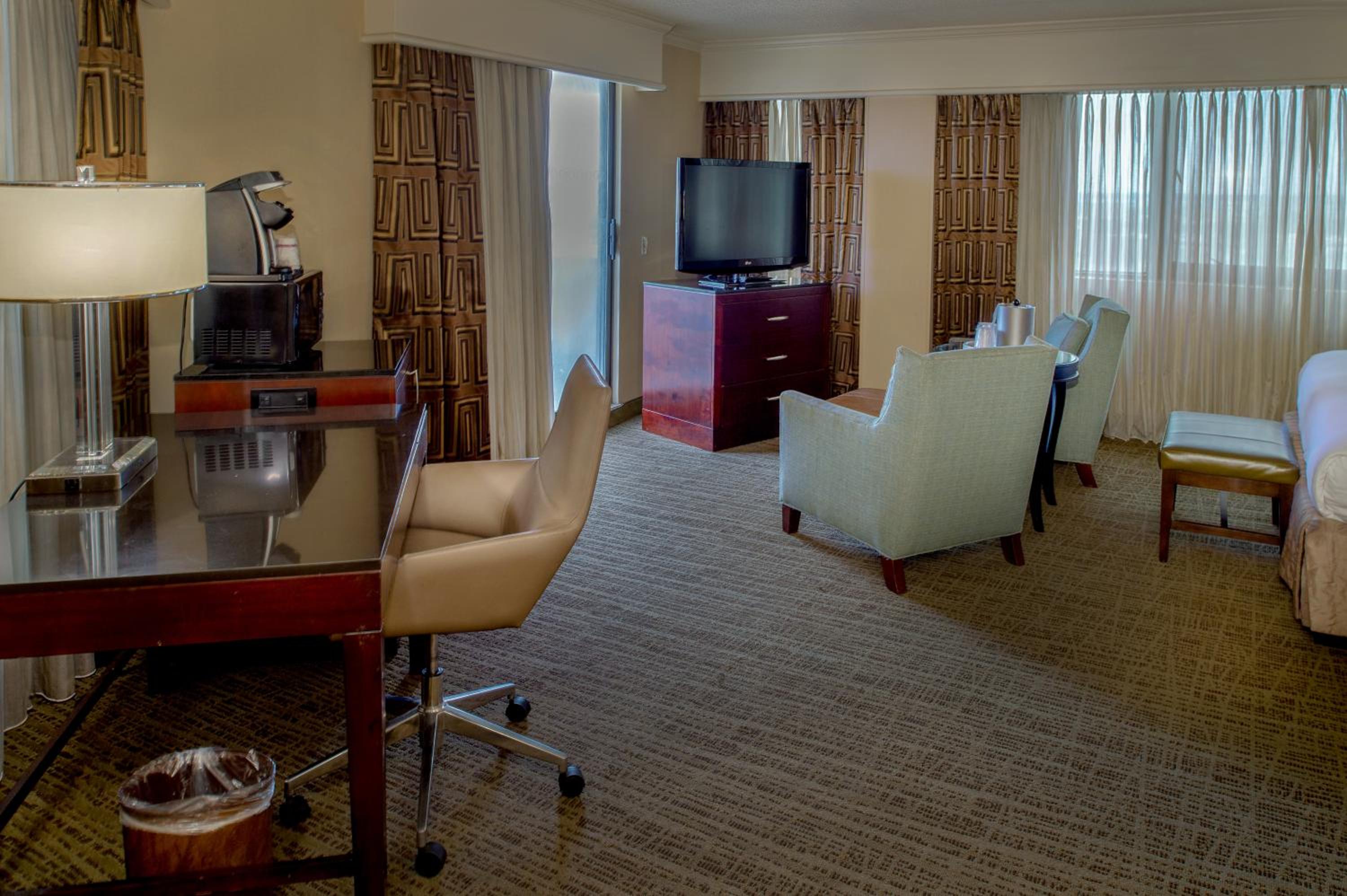 Corner King Room with Balcony - Non-Smoking - Photo 9
