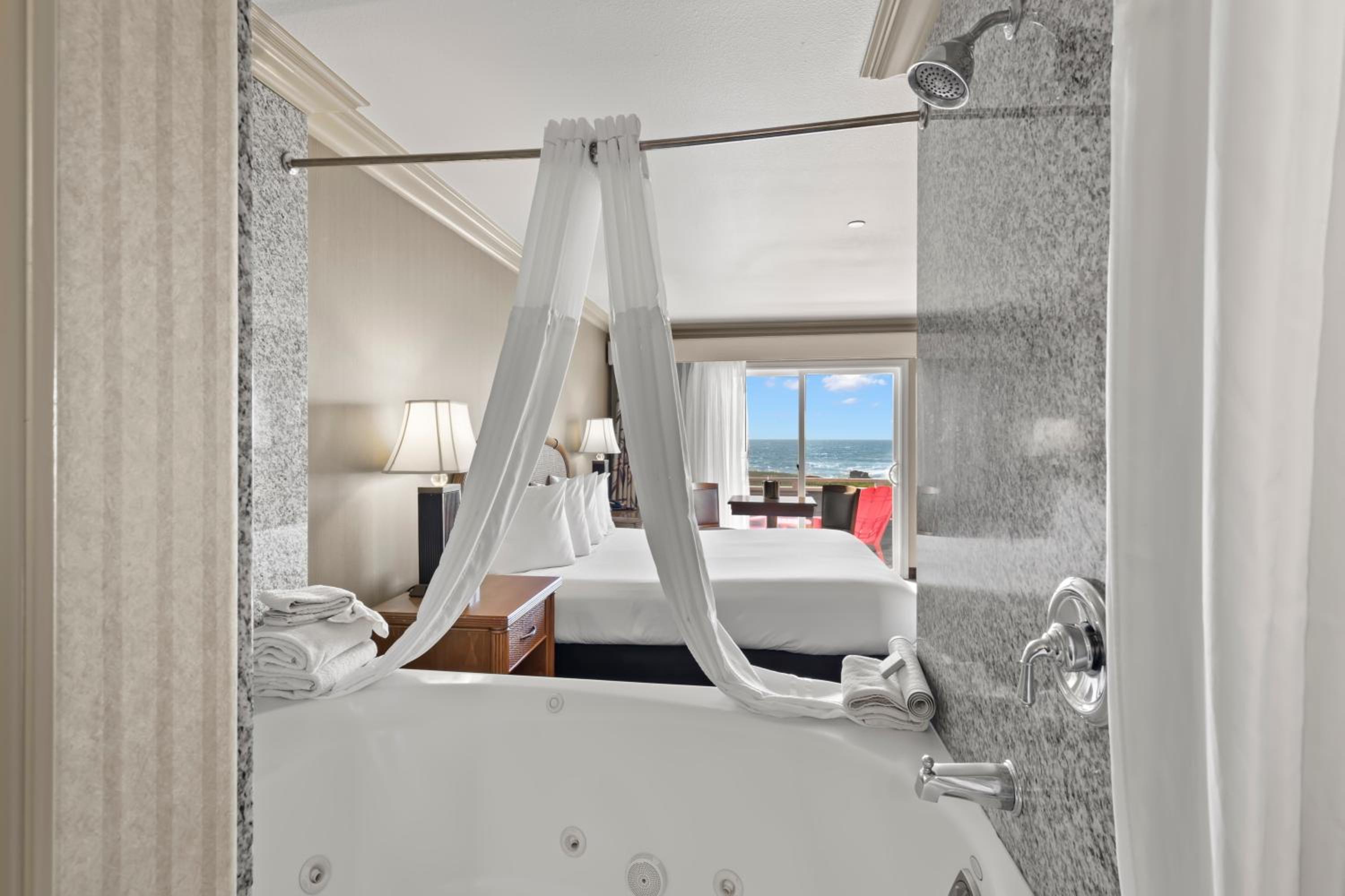 King Whirlpool Tub with Ocean View (Upstairs) - Photo 9