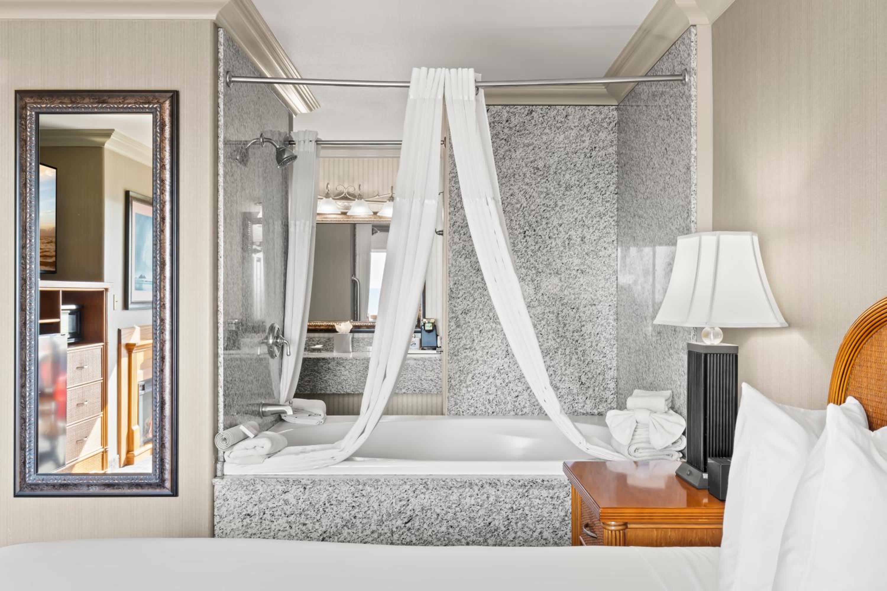 King Whirlpool Tub with Ocean View (Upstairs) - Photo 8
