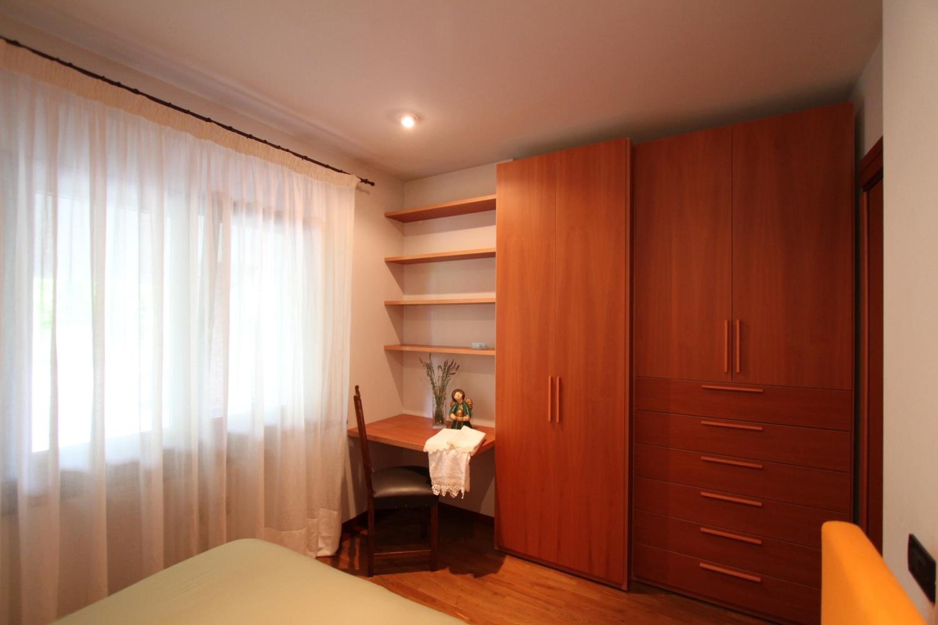 Queen Room with Shared Bathroom photo 3