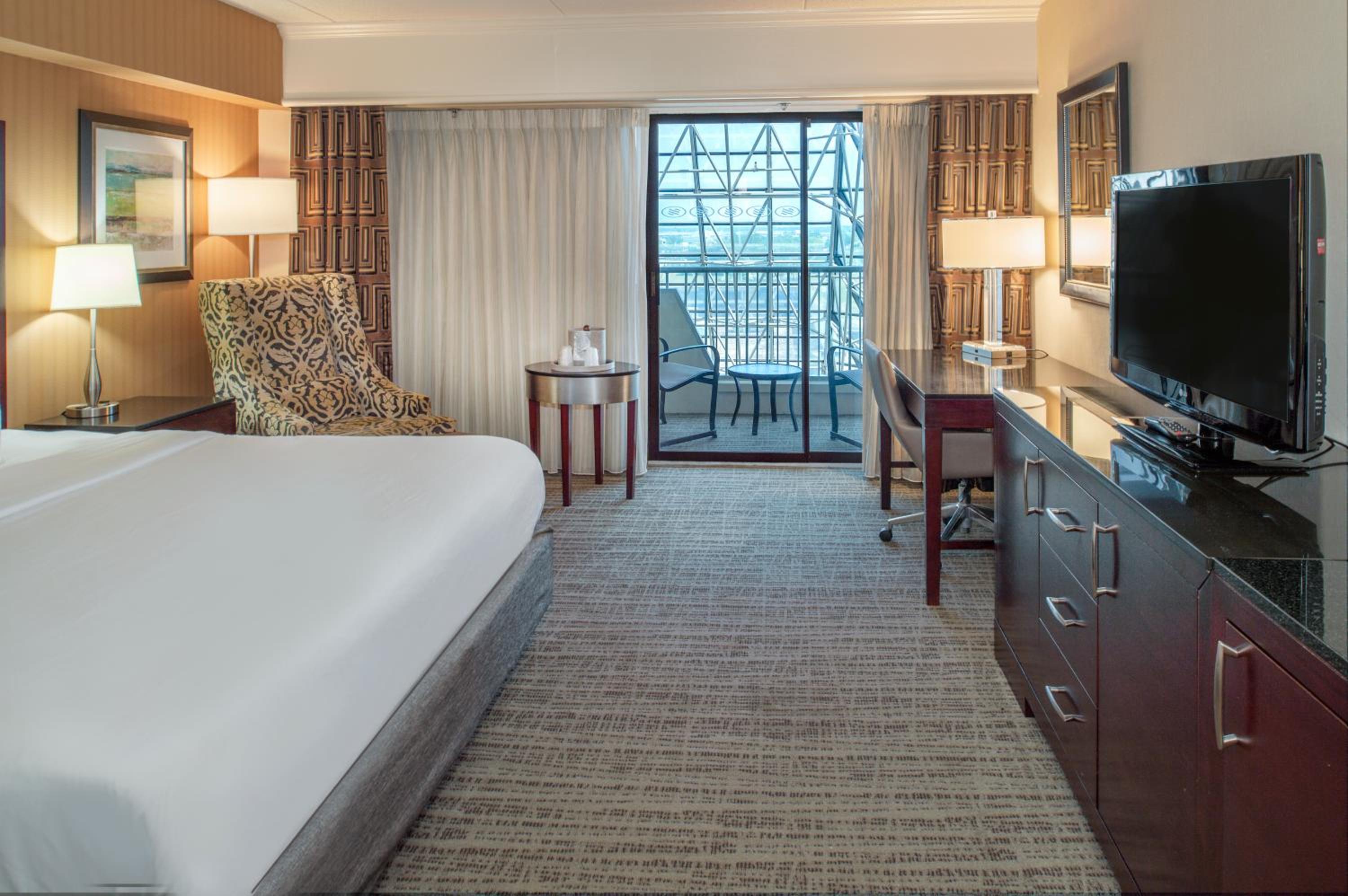 King Room with Balcony - Non-Smoking - Photo 6