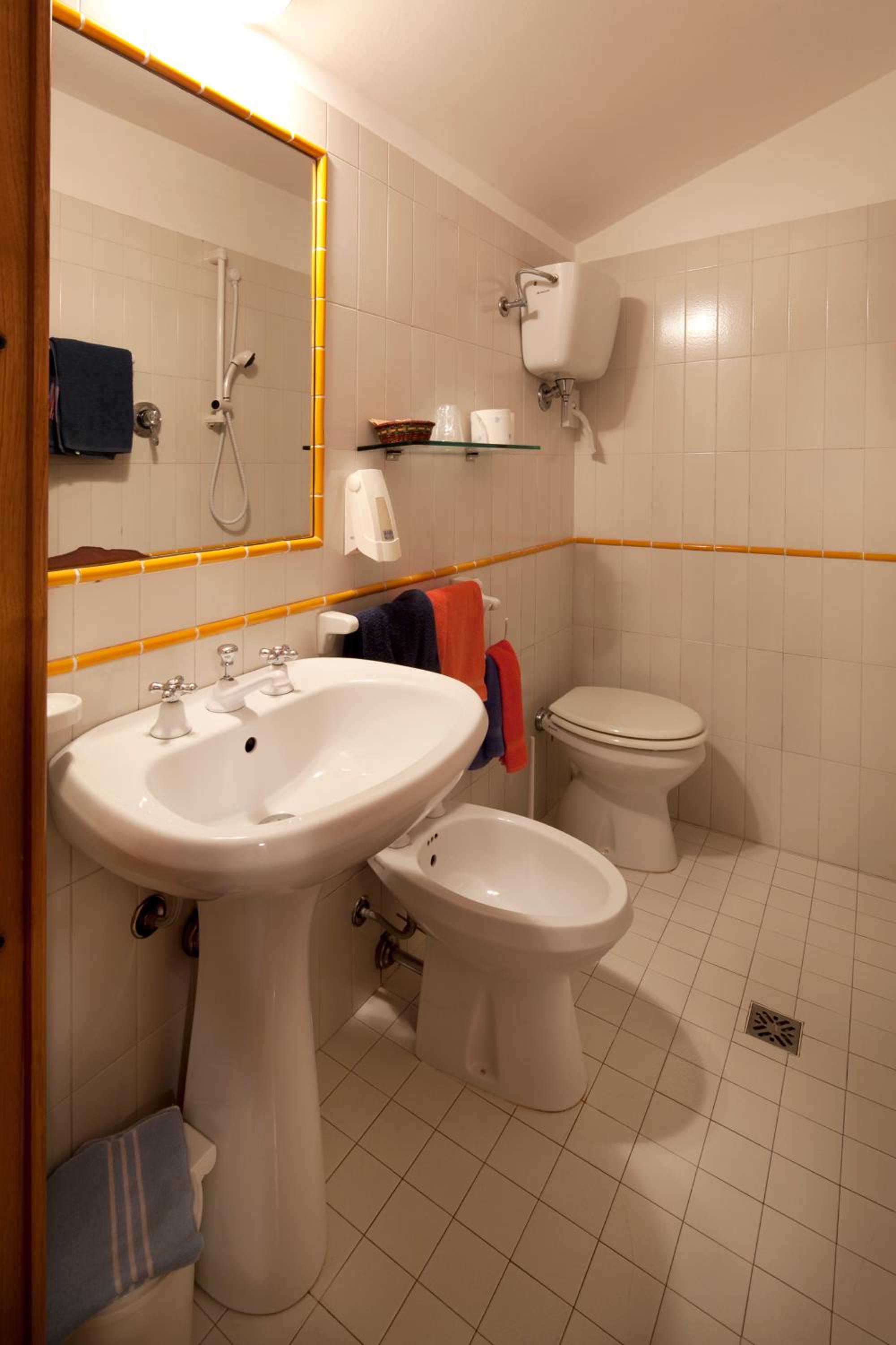 Standard Double or Twin Room - Photo 14