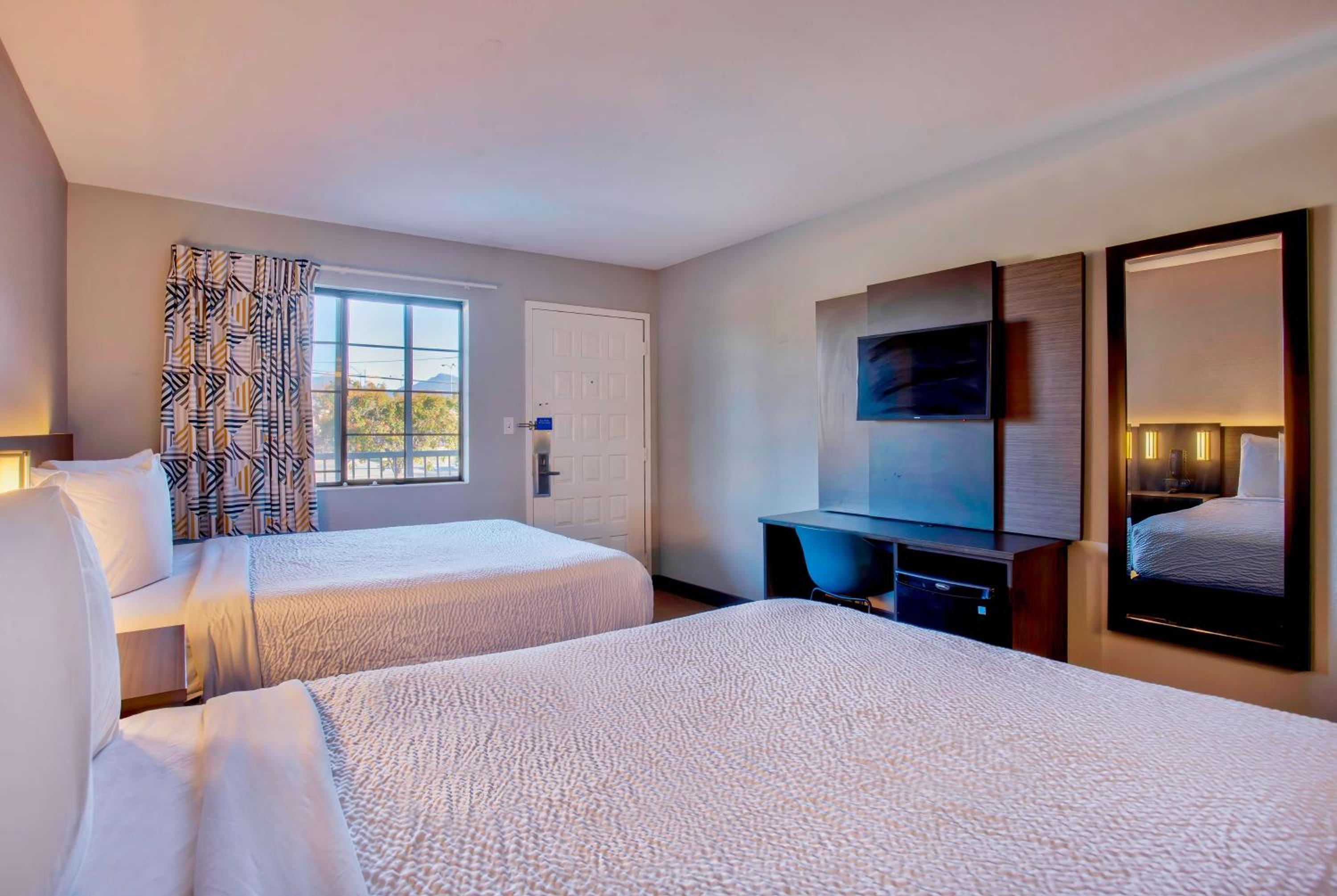 Queen Room with Two Queen Beds photo 2
